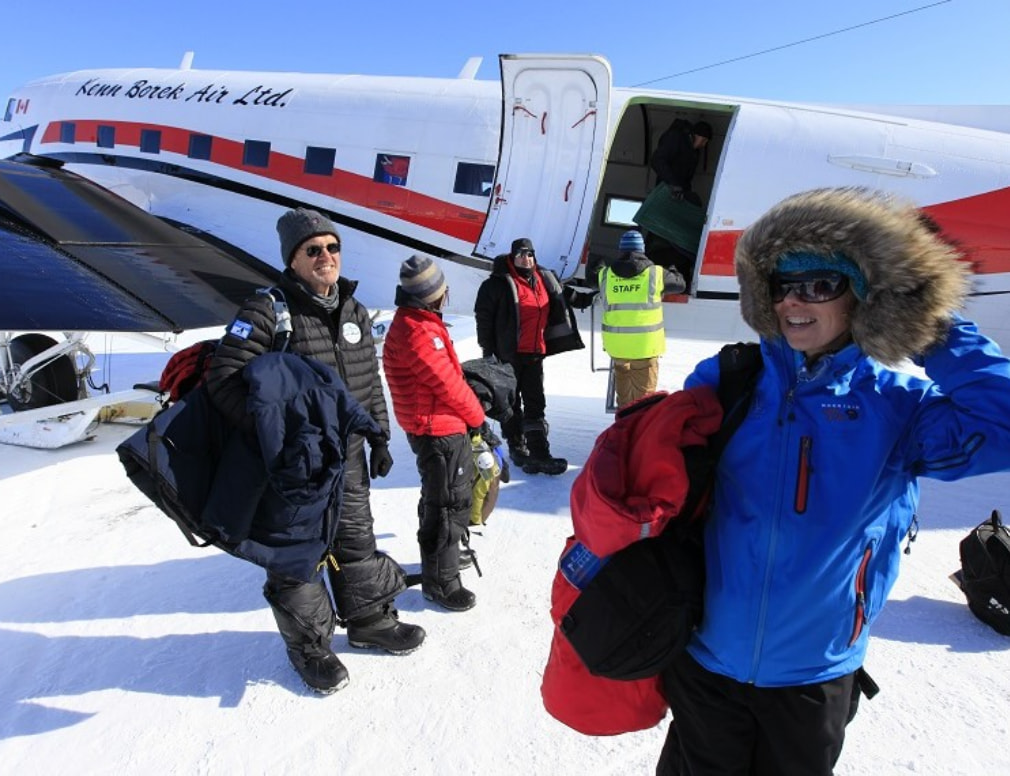 Flugzeug Menschen steigen aus