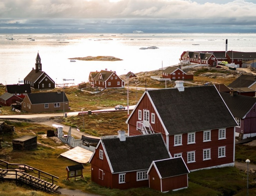 Häuser Meer im Hintergrund