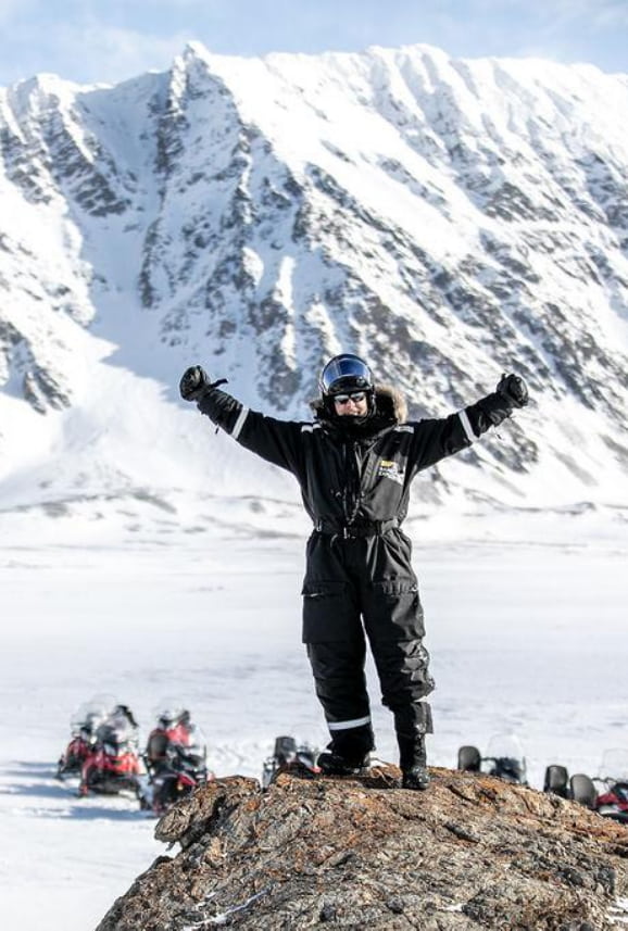 Person jubelt auf Felsen