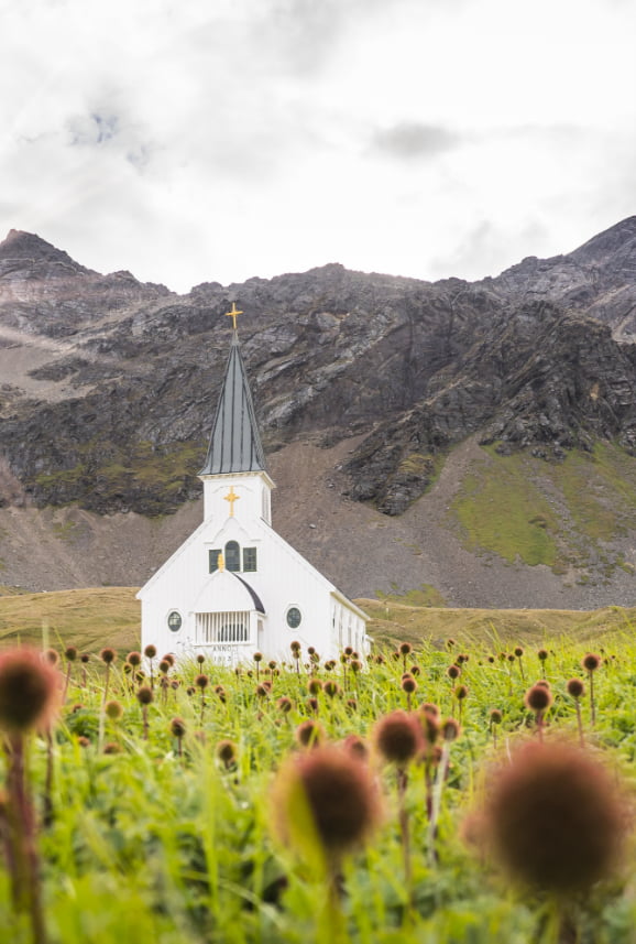 Kirche Blumen im Vordergrund