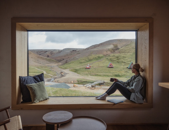 Fenster Zimmer Frau Blick nach draussen