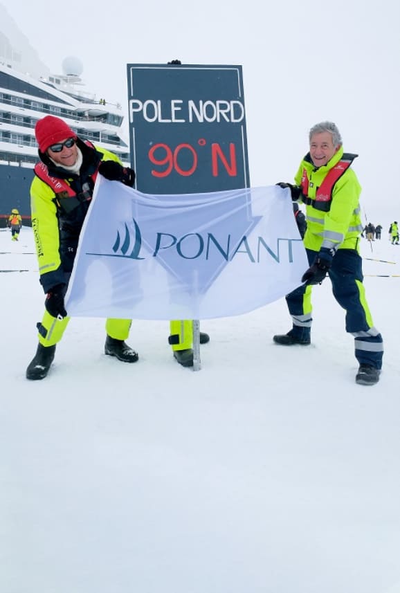 Fahne Nordpol zwei Menschen