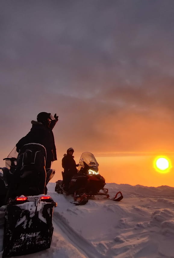 Schneemobil Sonnenuntergang