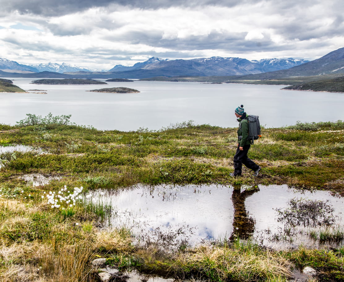 Frau wandert durch Landschaft