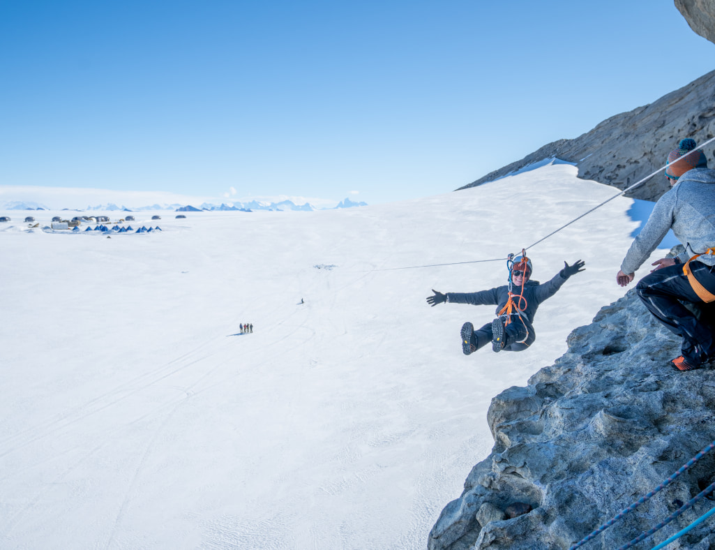 Person seilt sich ab Richtung Basecamp 