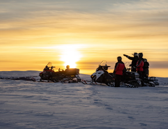 Schneemobile Sonnenuntergang