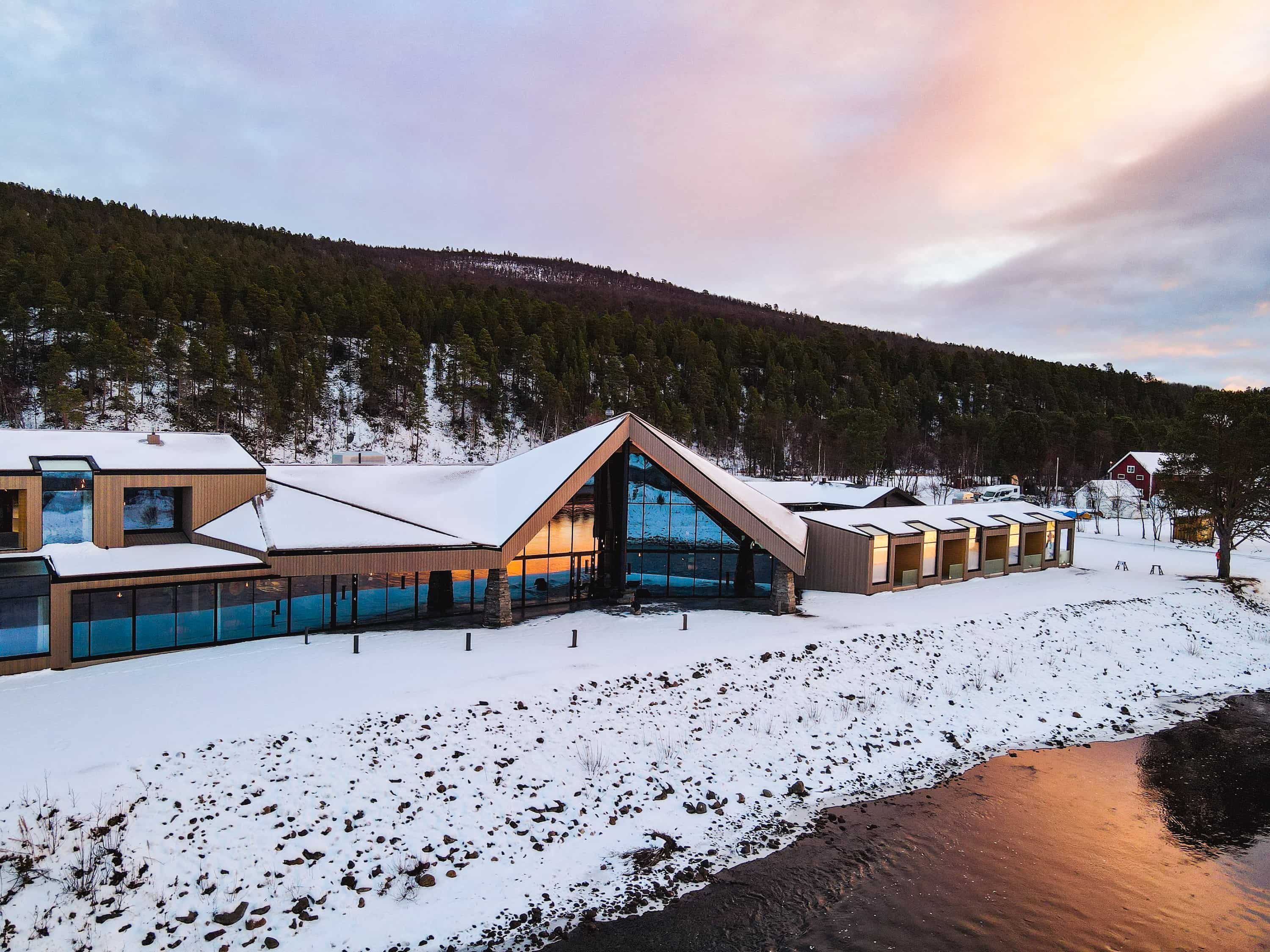 Arktis Tours Arctic Wilderness Lodge Sorrisniva - Außenansicht im Winter