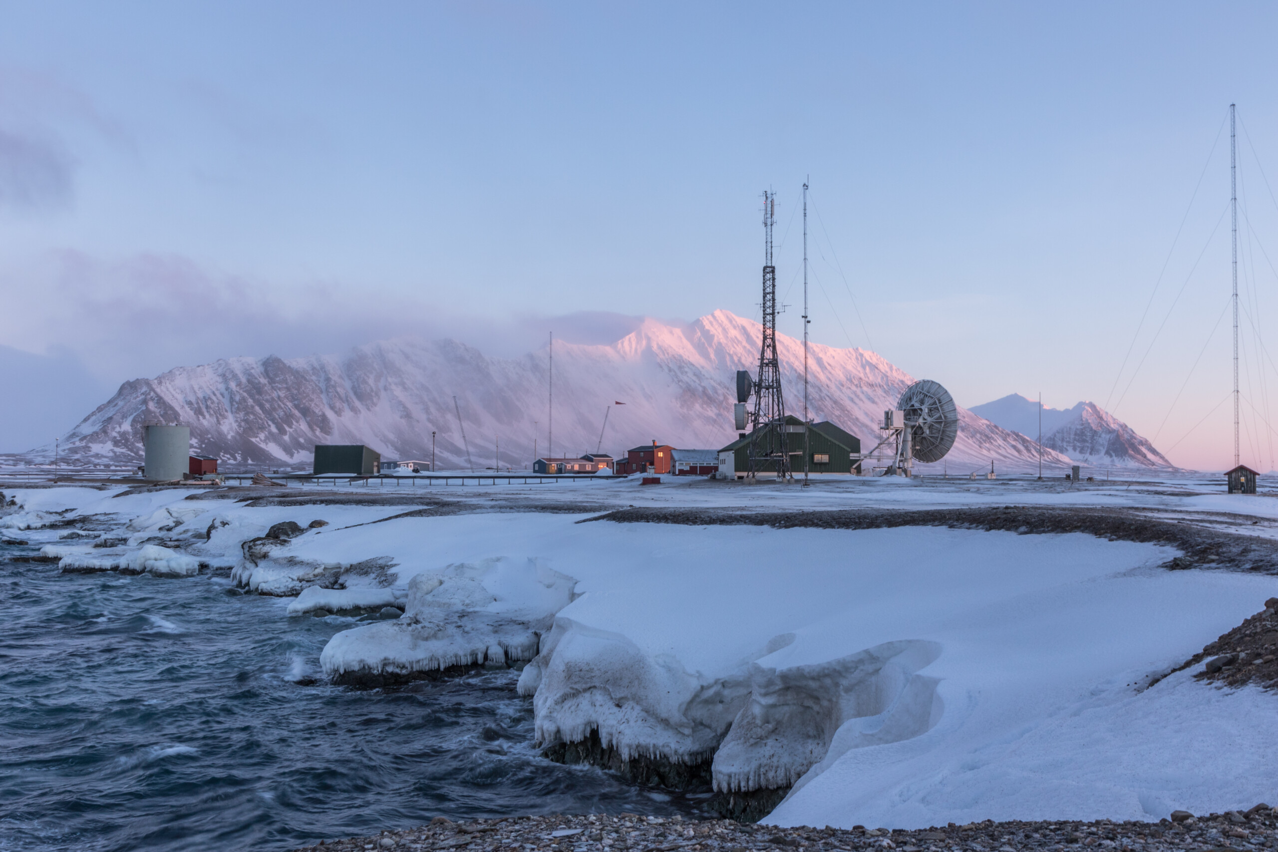 Arktis Tours Isfjord Radio Hotel im Winter