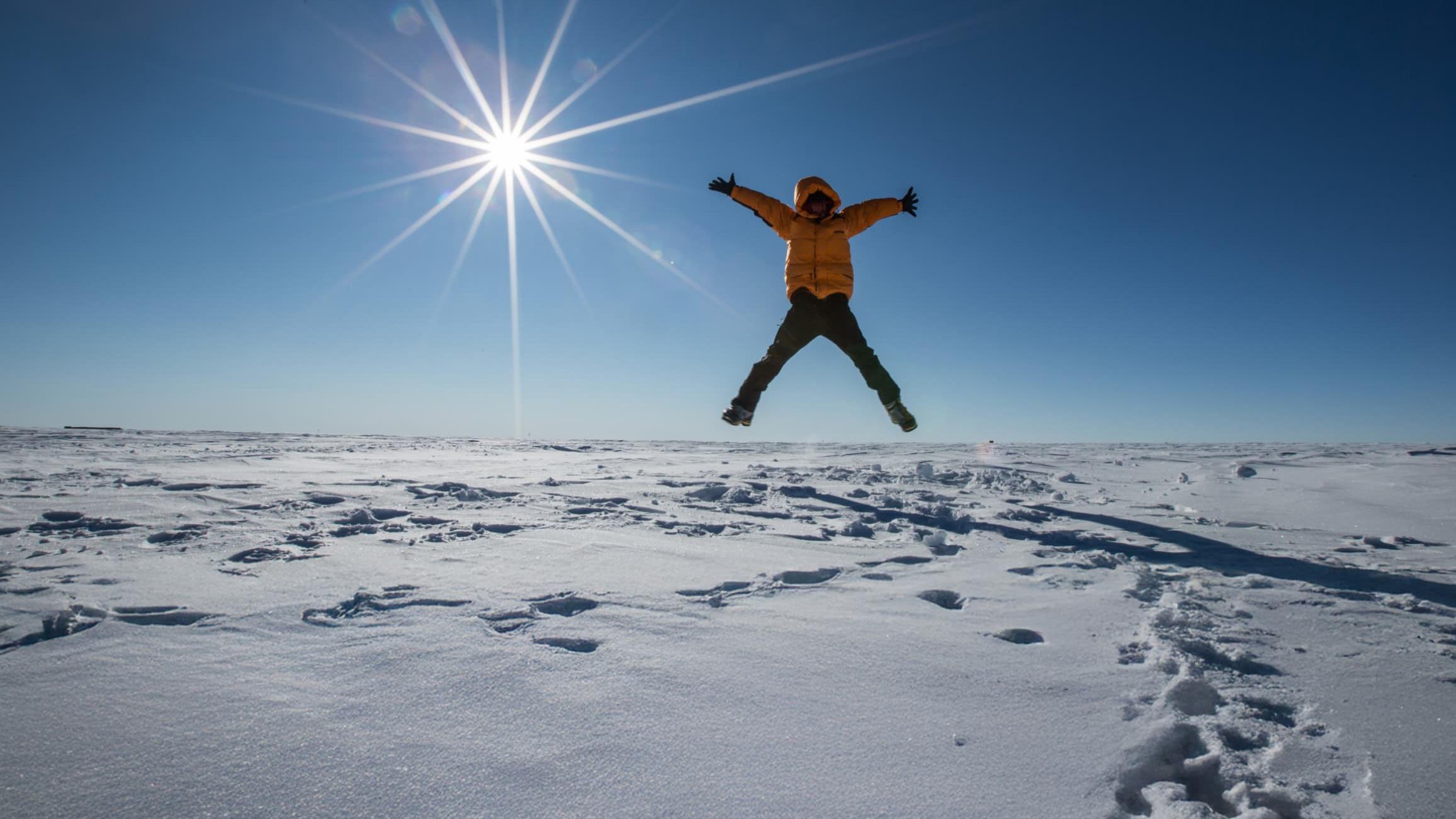 Mann springt Antarktis