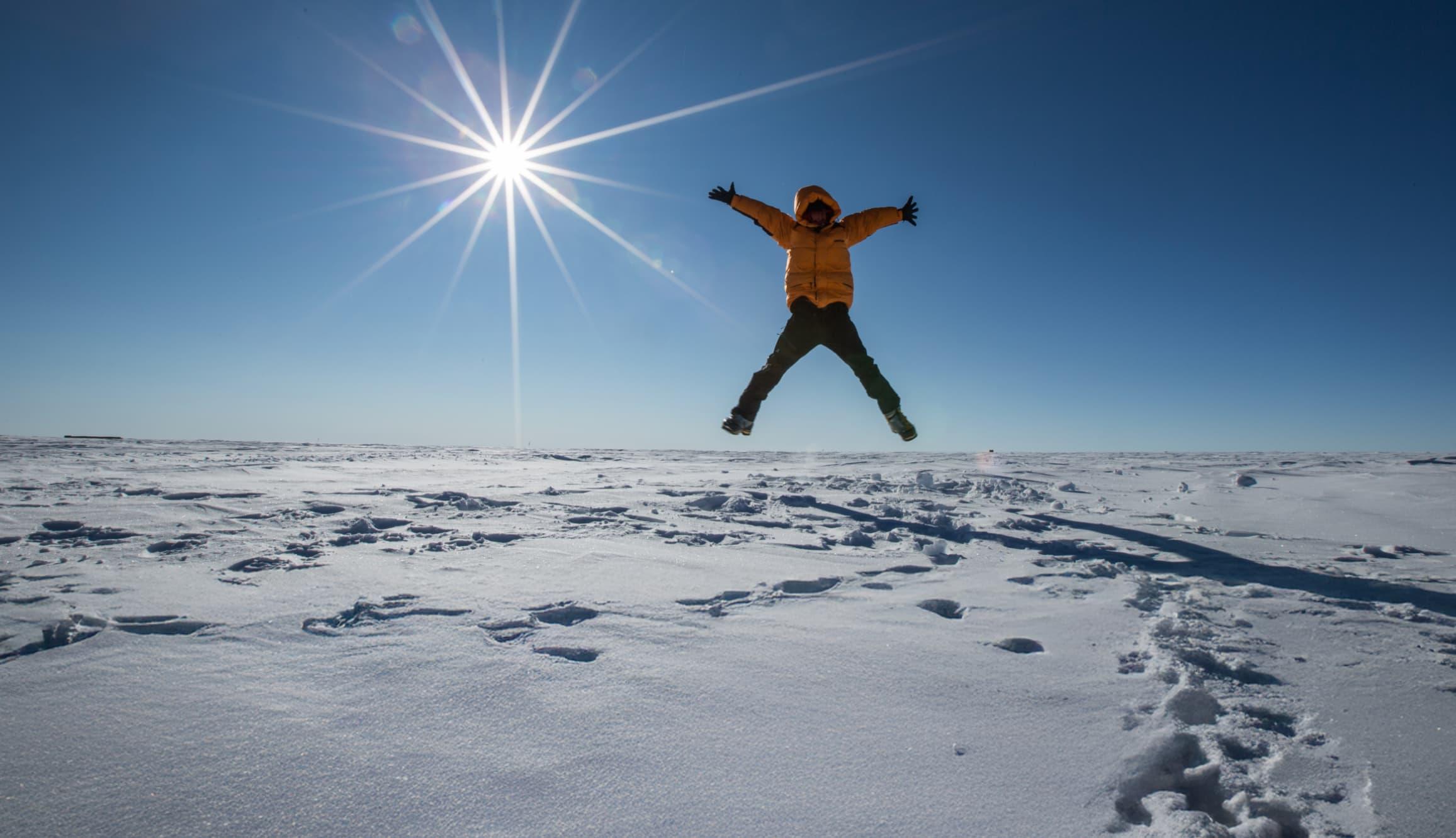 Mann springt Südpol
