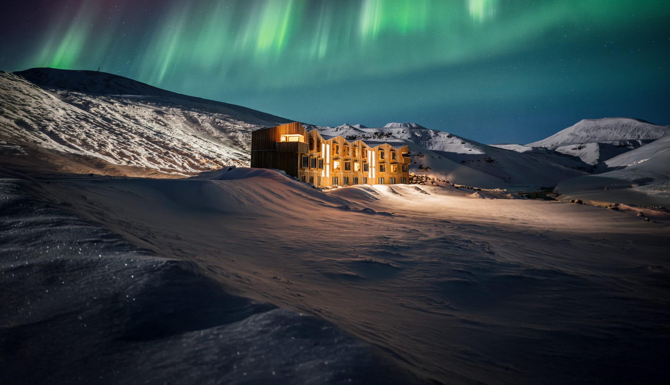 Highland Base mit Polarlichtern