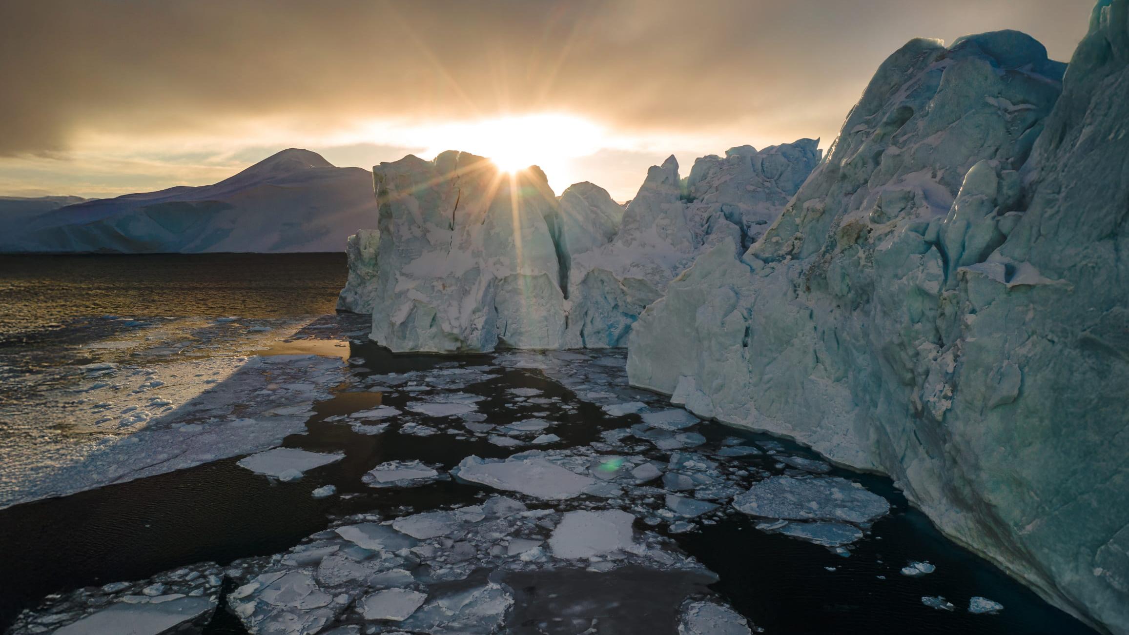 Arktis Tours - Alfred Wegener Route - Grönland Expedition - Eisberg im Sonnenlicht