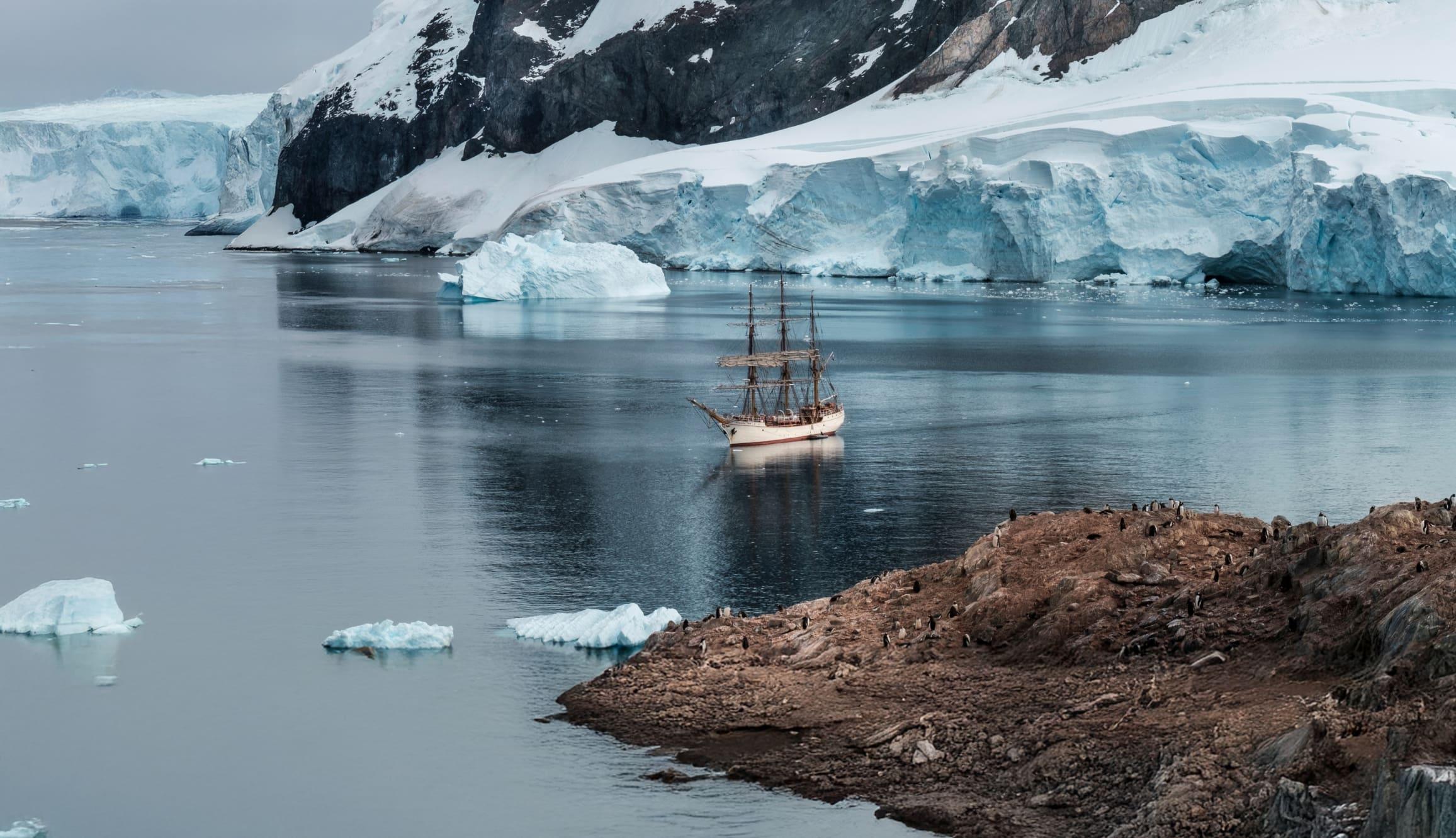 Schiff vor Gletscher