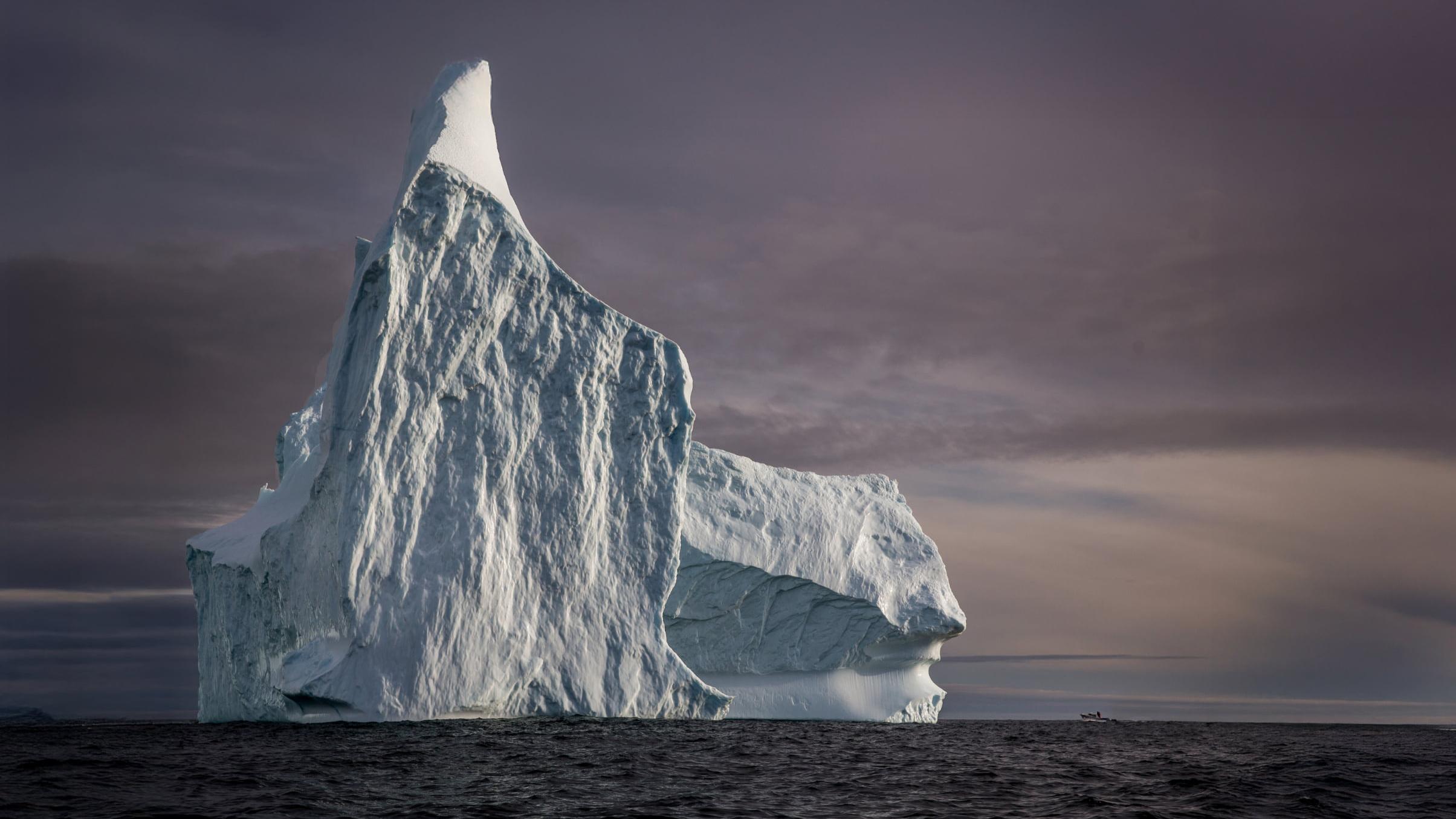 Arktis Tours - Alfred Wegener Route - Grönland Expedition - Eisberg vor Grönland