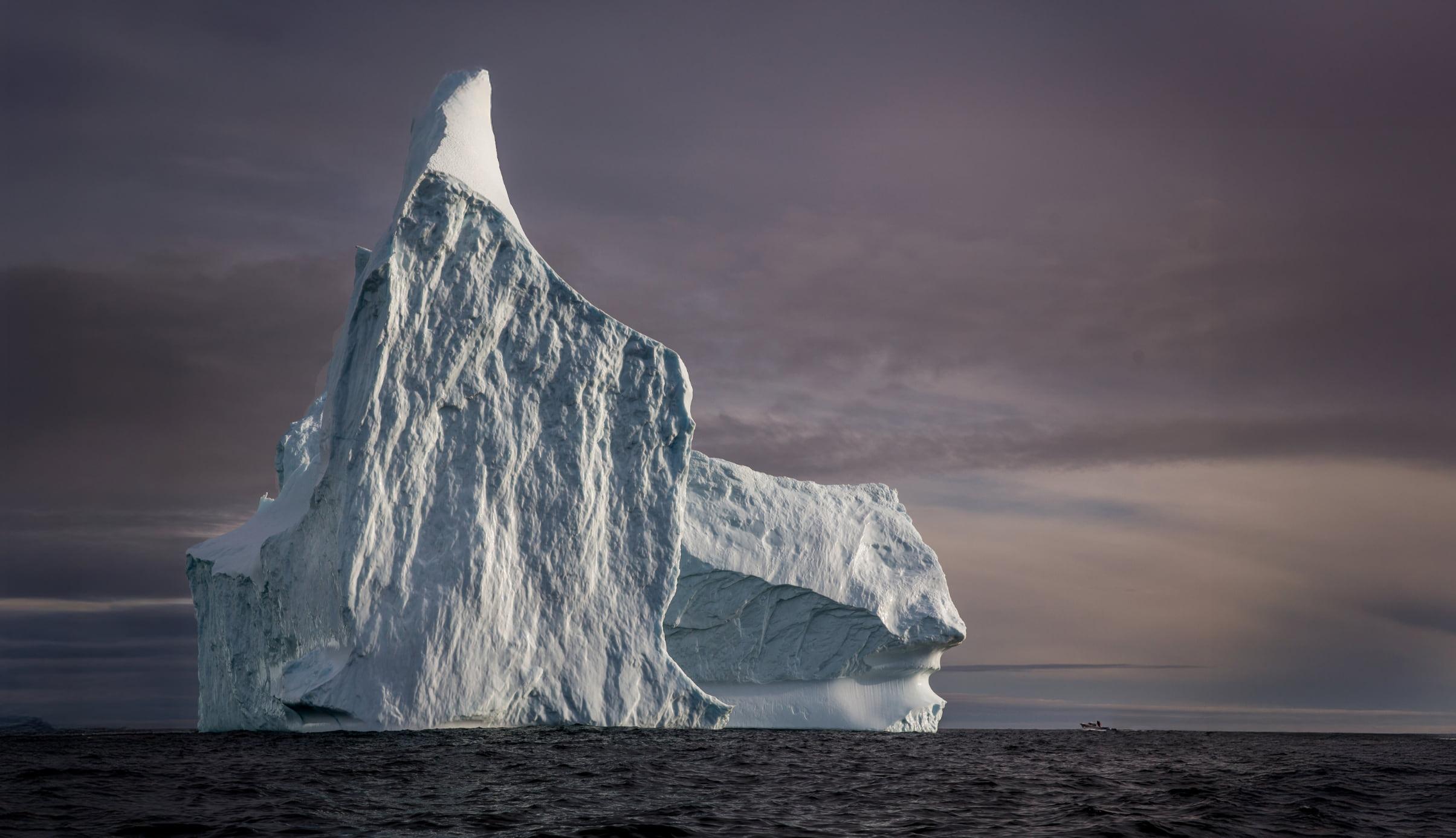 Arktis Tours - Alfred Wegener Route - Grönland Expedition - Eisberg treibt in den Gewässern vor Grönland