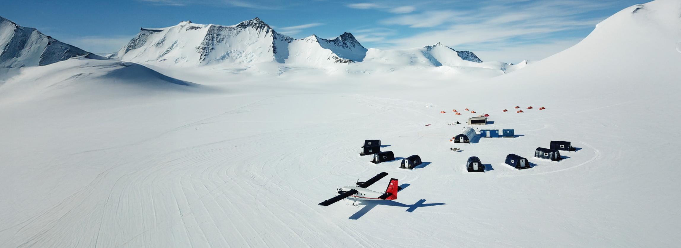 Antarktis Flugzeug am Boden