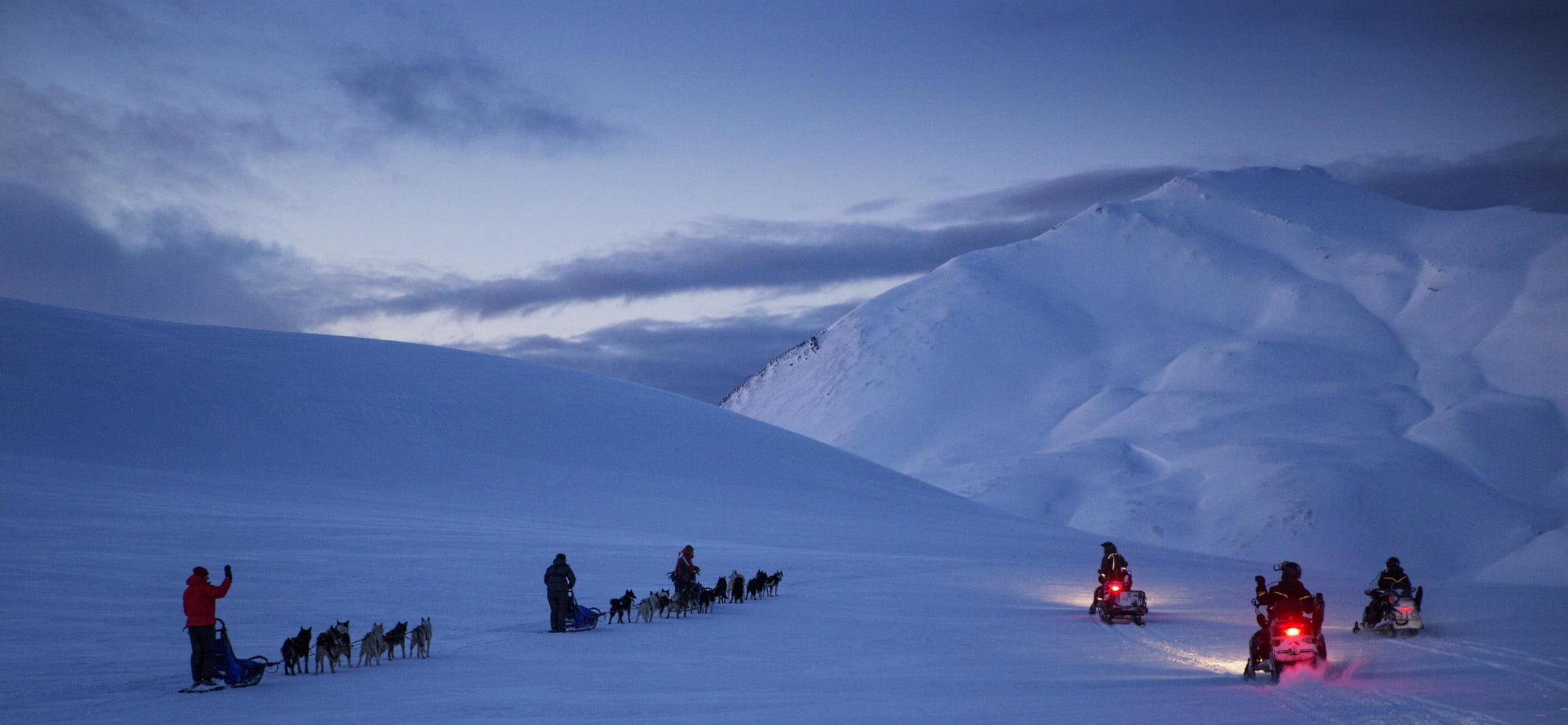 Schneemobile in Dämmerung