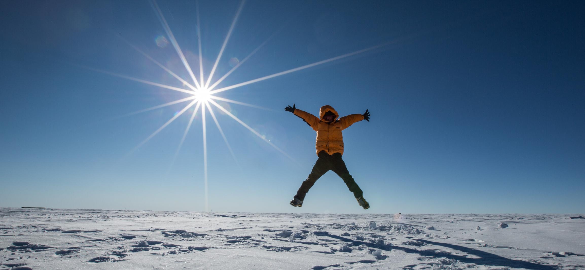 Mann springt am Suedpol