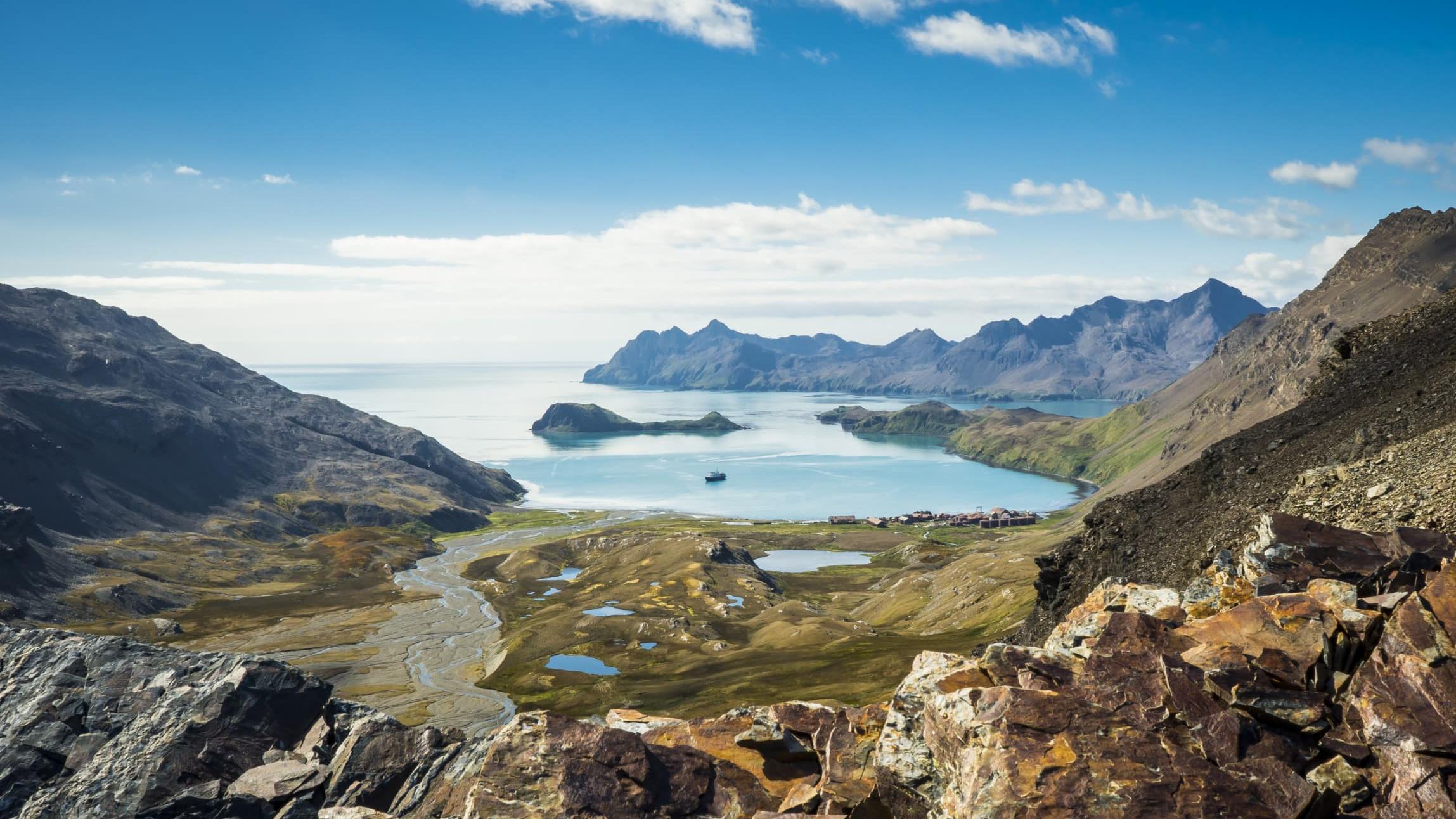 Bucht Steine im Vordergrund