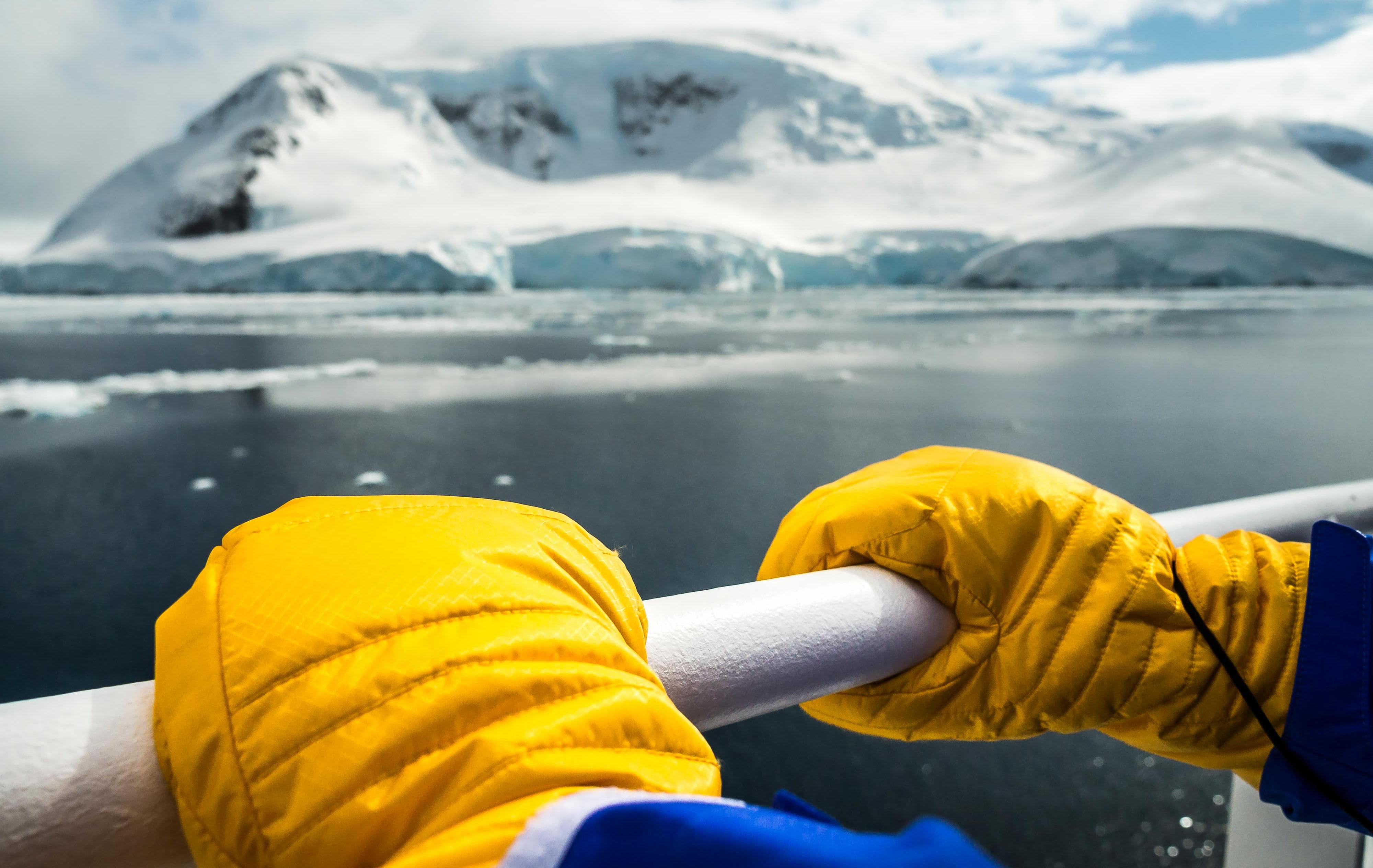 Arktis Tours - Basecamp-Antarktis: Aktivexpedition ins ewige Eis - Blick vom Schiff auf die Landschaft der Antarktis