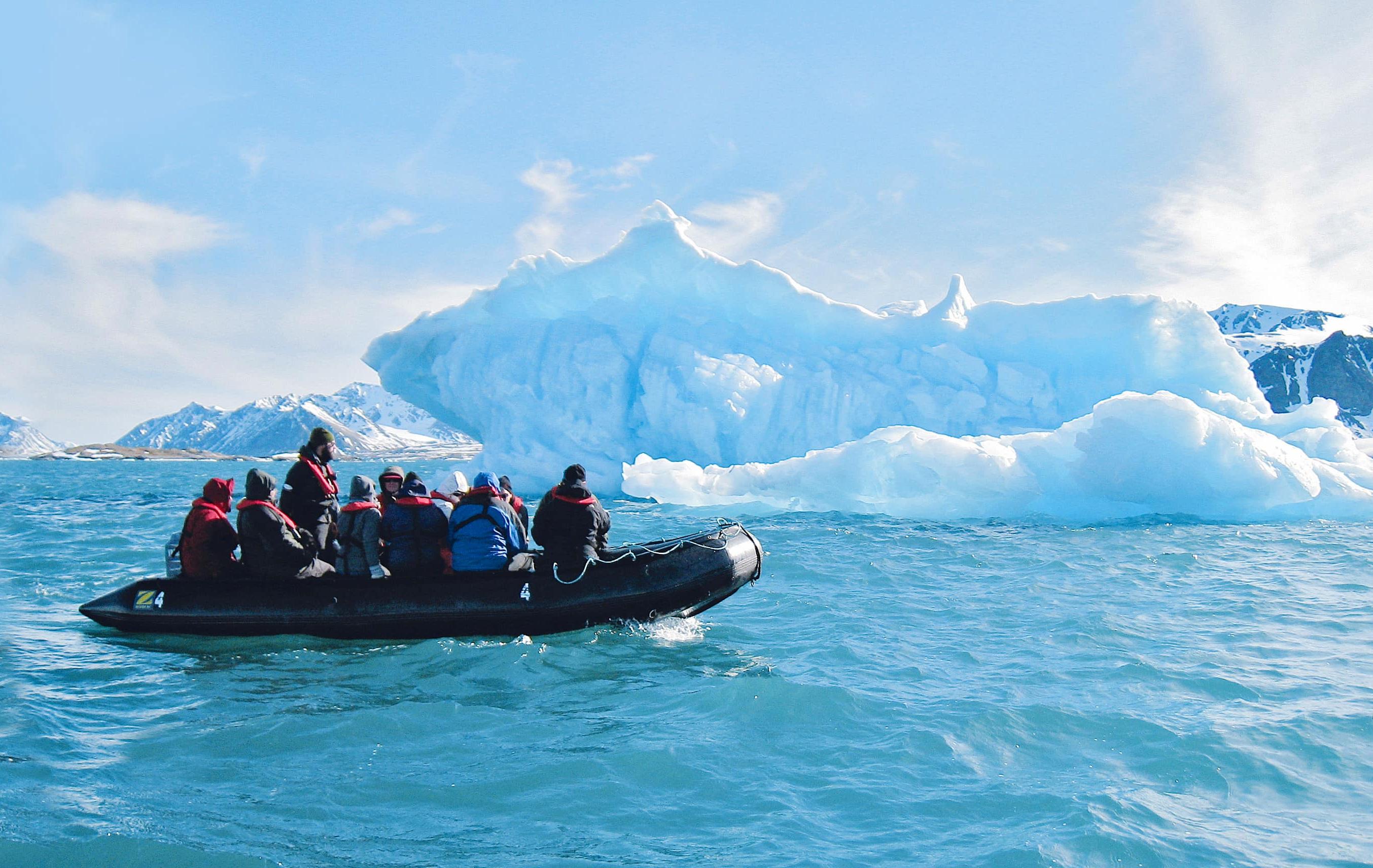 Arktis Tours Rund um Spitzbergen – Arktis, Gletscher & Tierwelt - Zodiac Ausfahrt