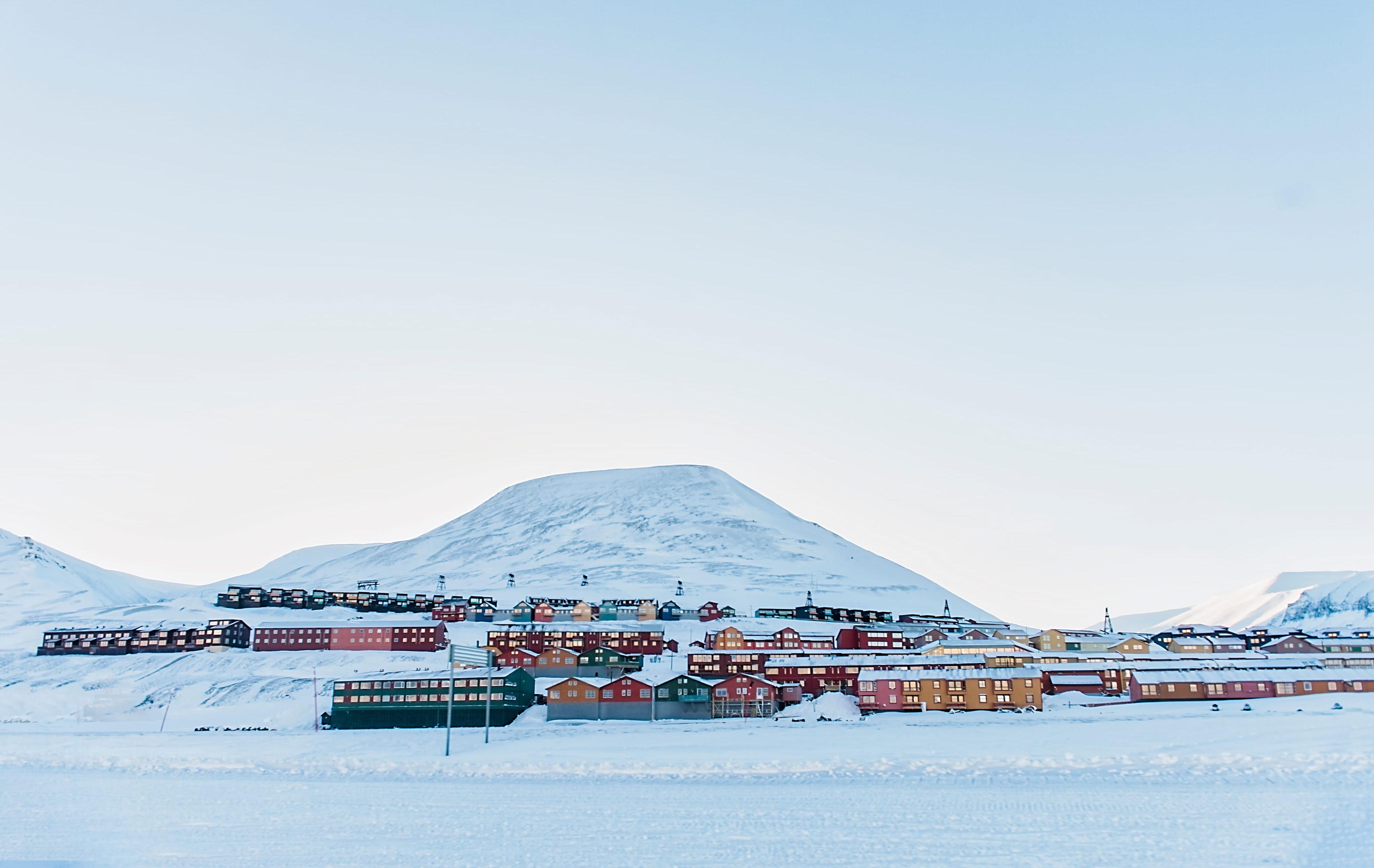 Arktis Tours - Mit Huskys durch Spitzbergen: Expedition in die Kälte - Häuser von Longyearbyen im Schnee