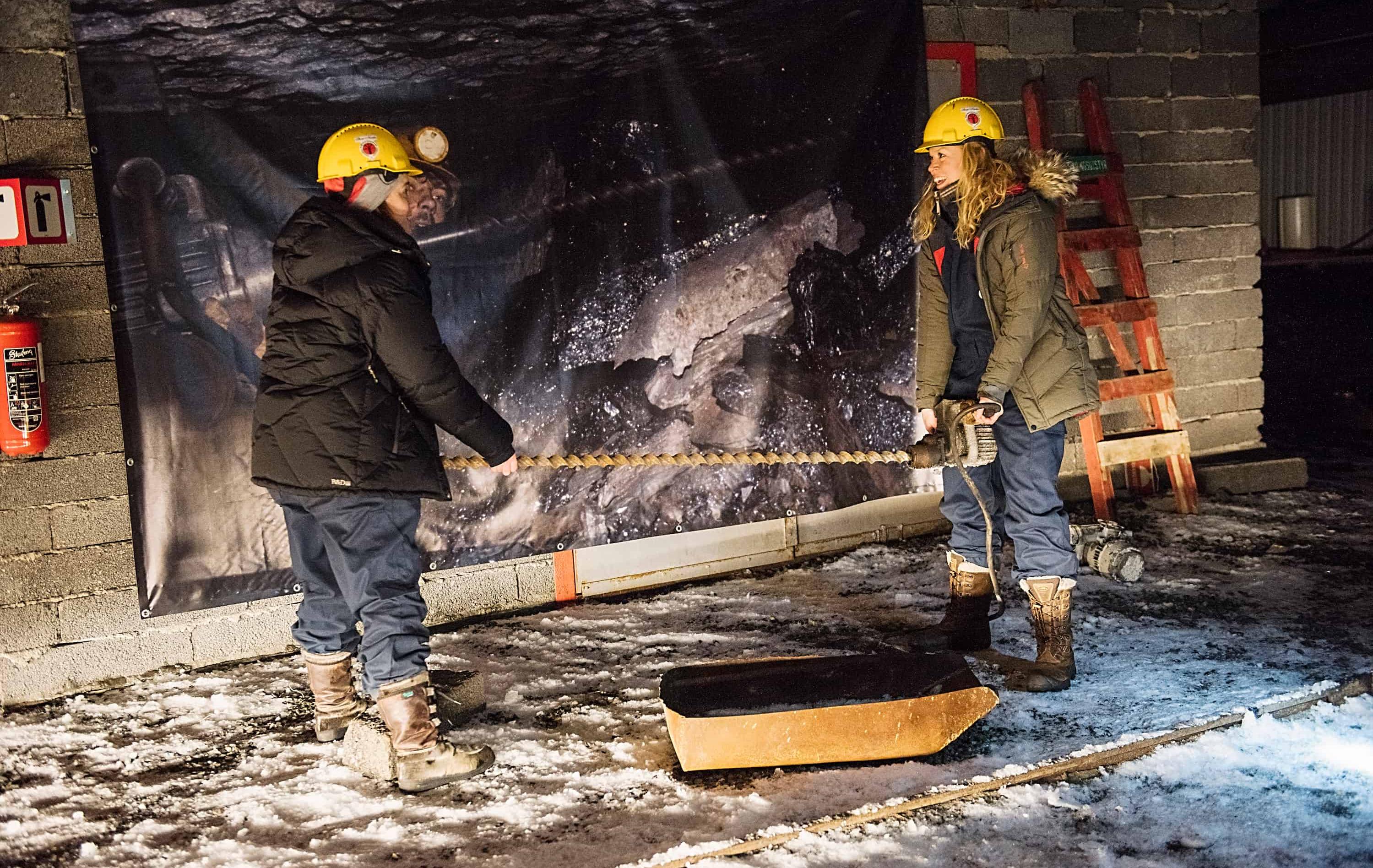 Arktis Tours Jenseits des Lichts: Polarnacht auf Spitzbergen - Besuch im stillgelegten Kohlebergwerk