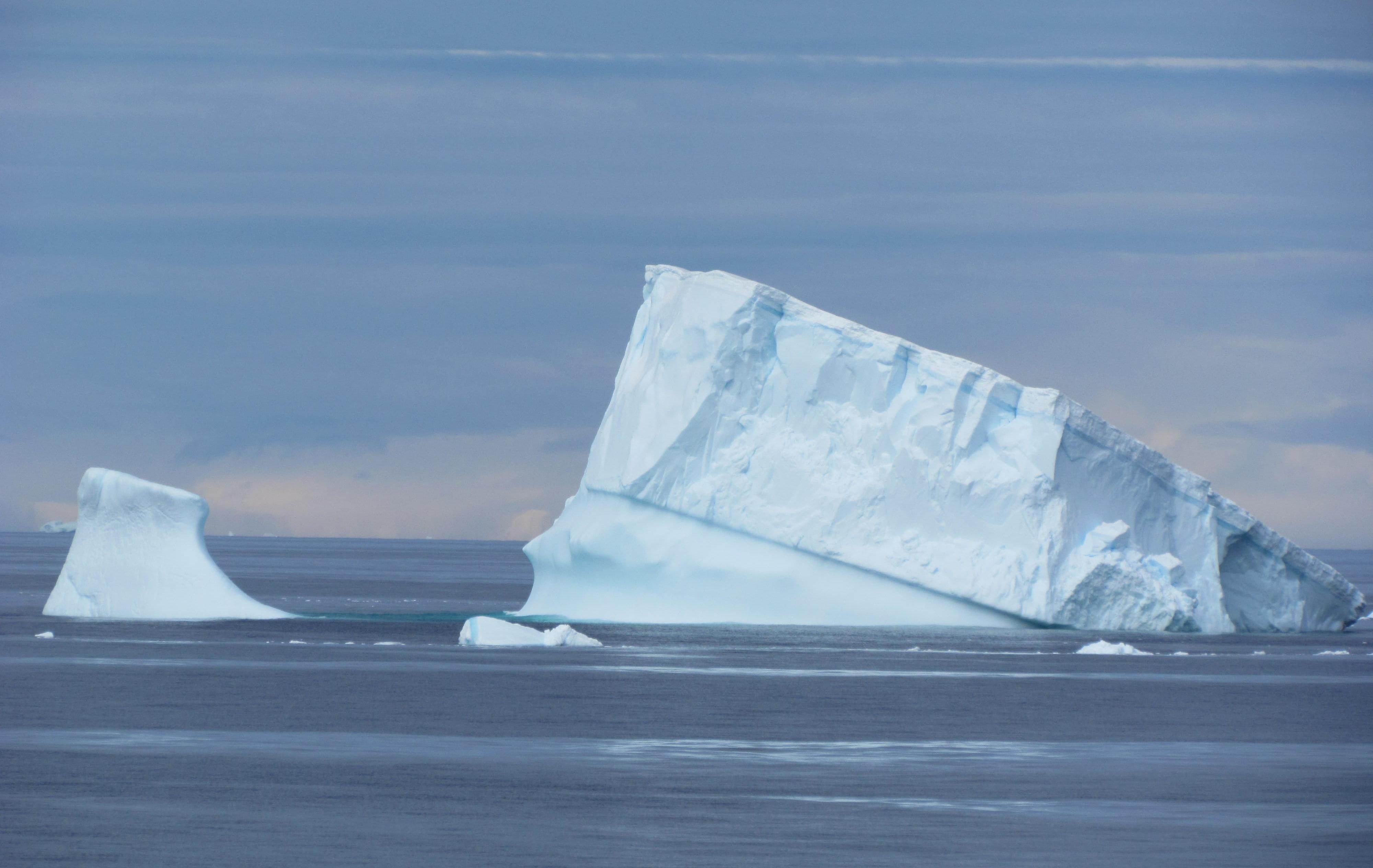 Arktis Tours Südpolarkreis & Antarktis – Expedition jenseits der Grenzen - Im Wasser treibender Eisberg