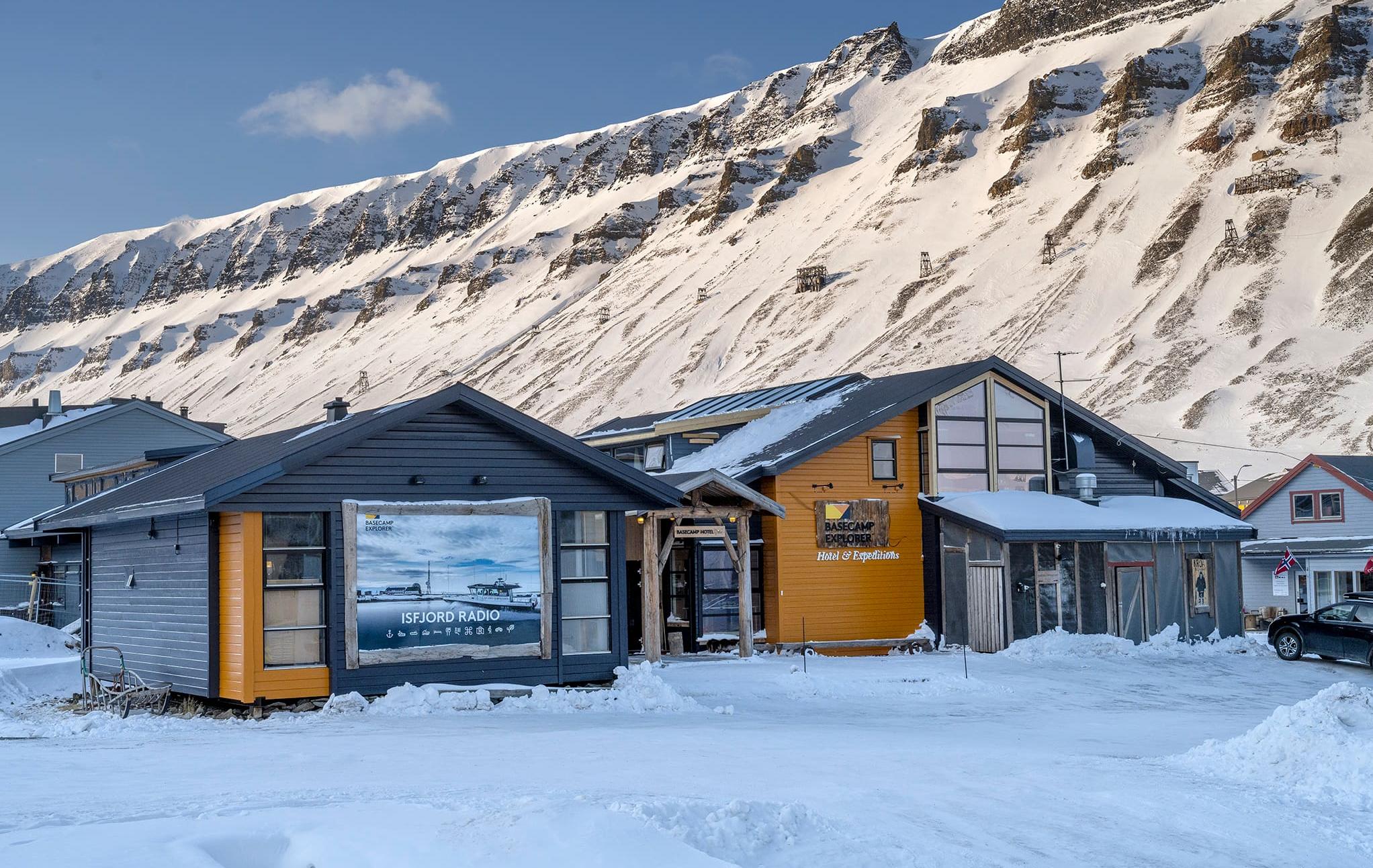 Arktis Tours Grenzgang im Eis: Snowmobil-Expedition West-Spitzbergen - Hotel in Longyearbyen