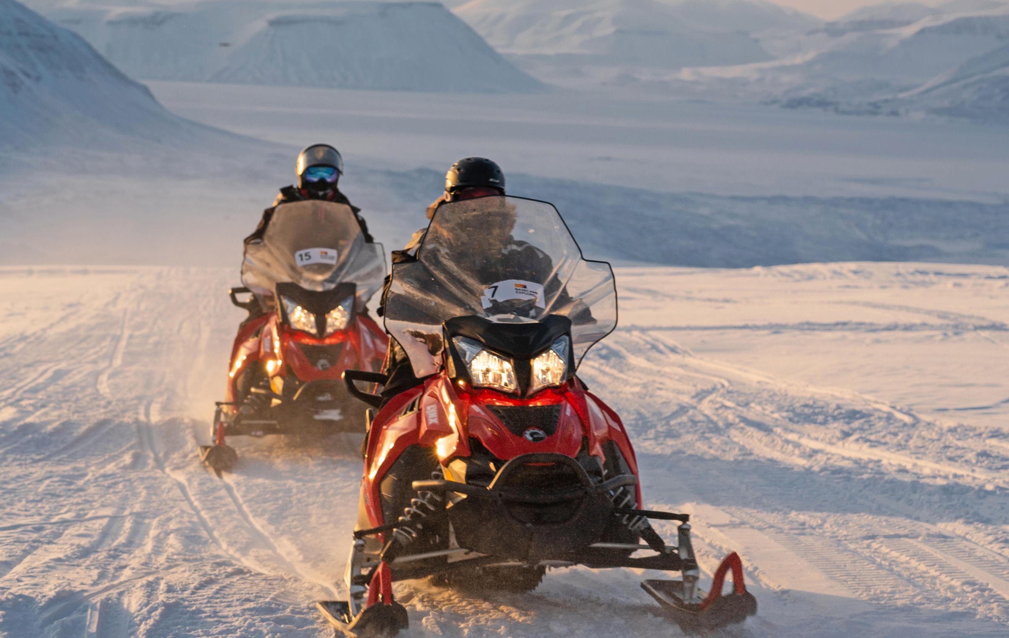 Arktis Tours Grenzgang im Eis: Snowmobil-Expedition West-Spitzbergen - Mit Schneemobilen unterwegs