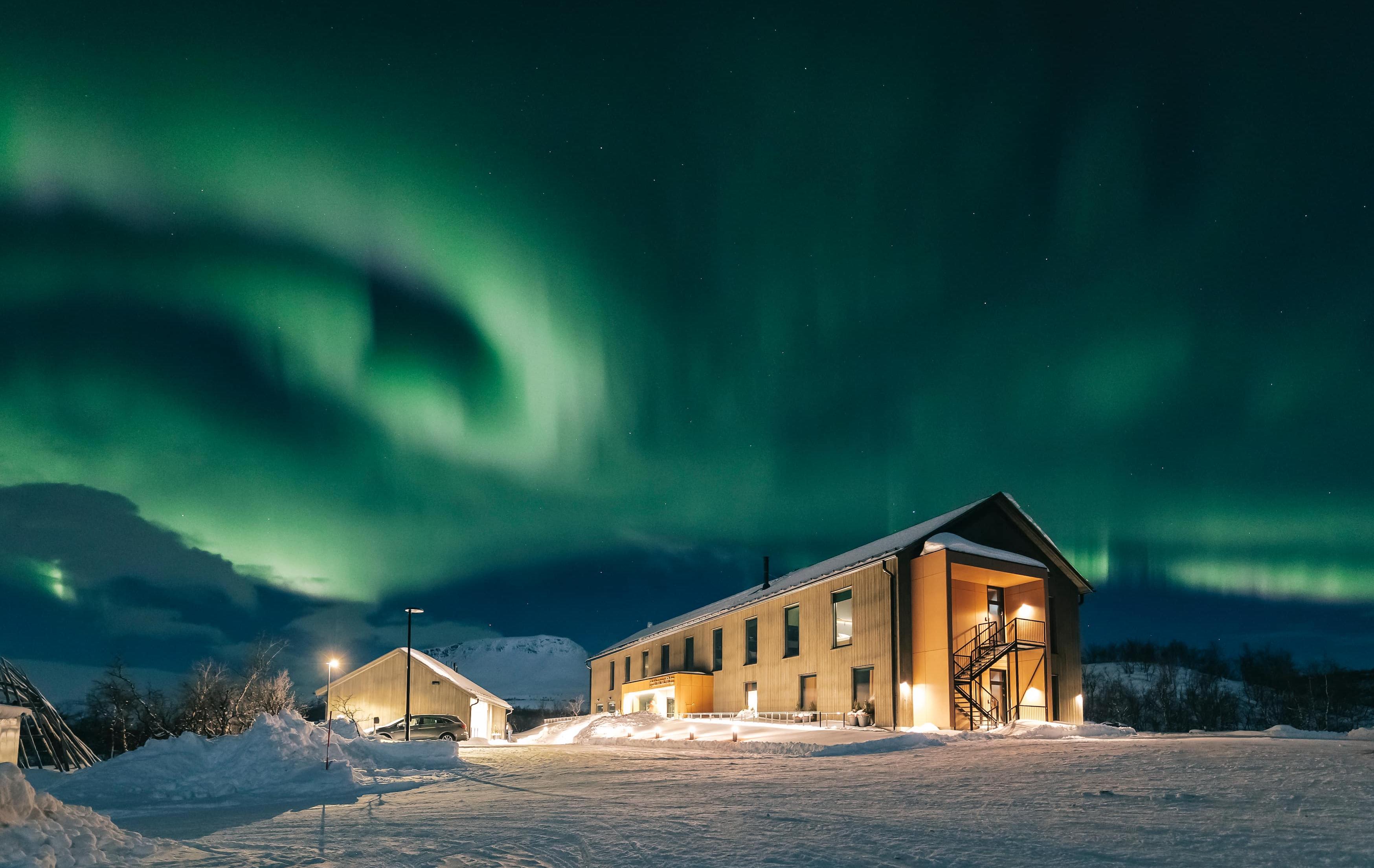 Arktis Tours Wildniswelten & Komfort – Hotel Cahkal in Kilpisjärvi - Polarlicht über dem Hotel