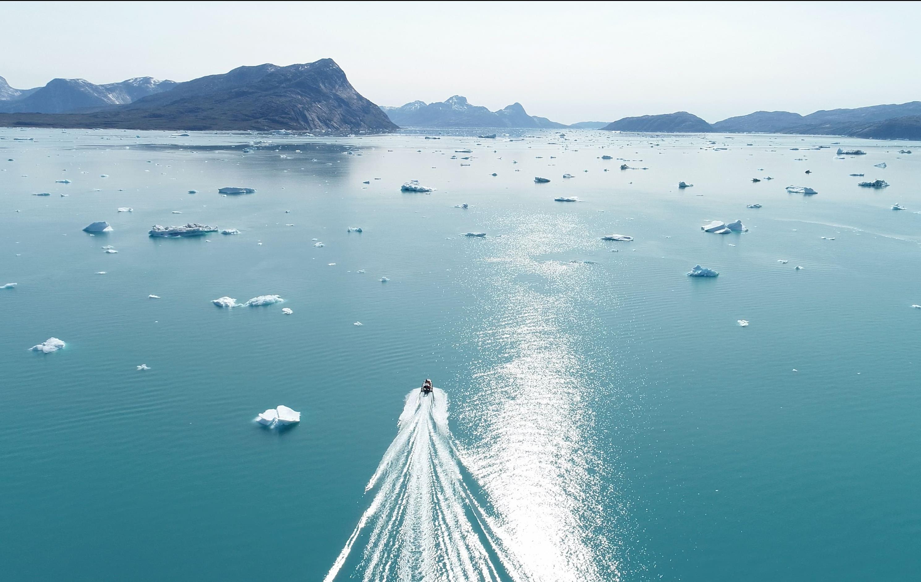 Arktis Tours Grönland erleben: Luxus-Camps zwischen Eis und Weite Bootstransfer