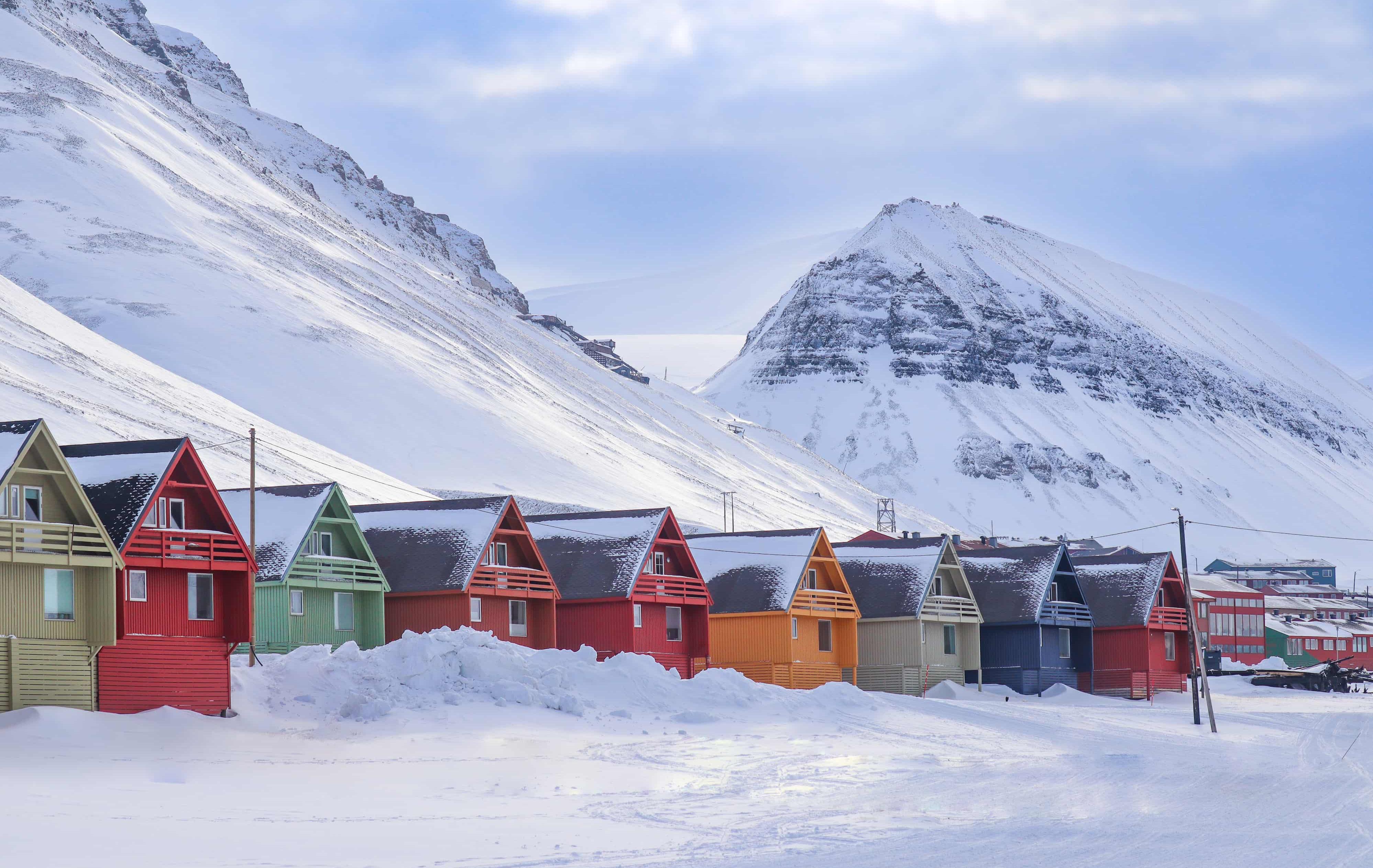 Arktis Tours - Mit Huskys durch Spitzbergen: Expedition in die Kälte - Bunte Häuser in Longyearbyen