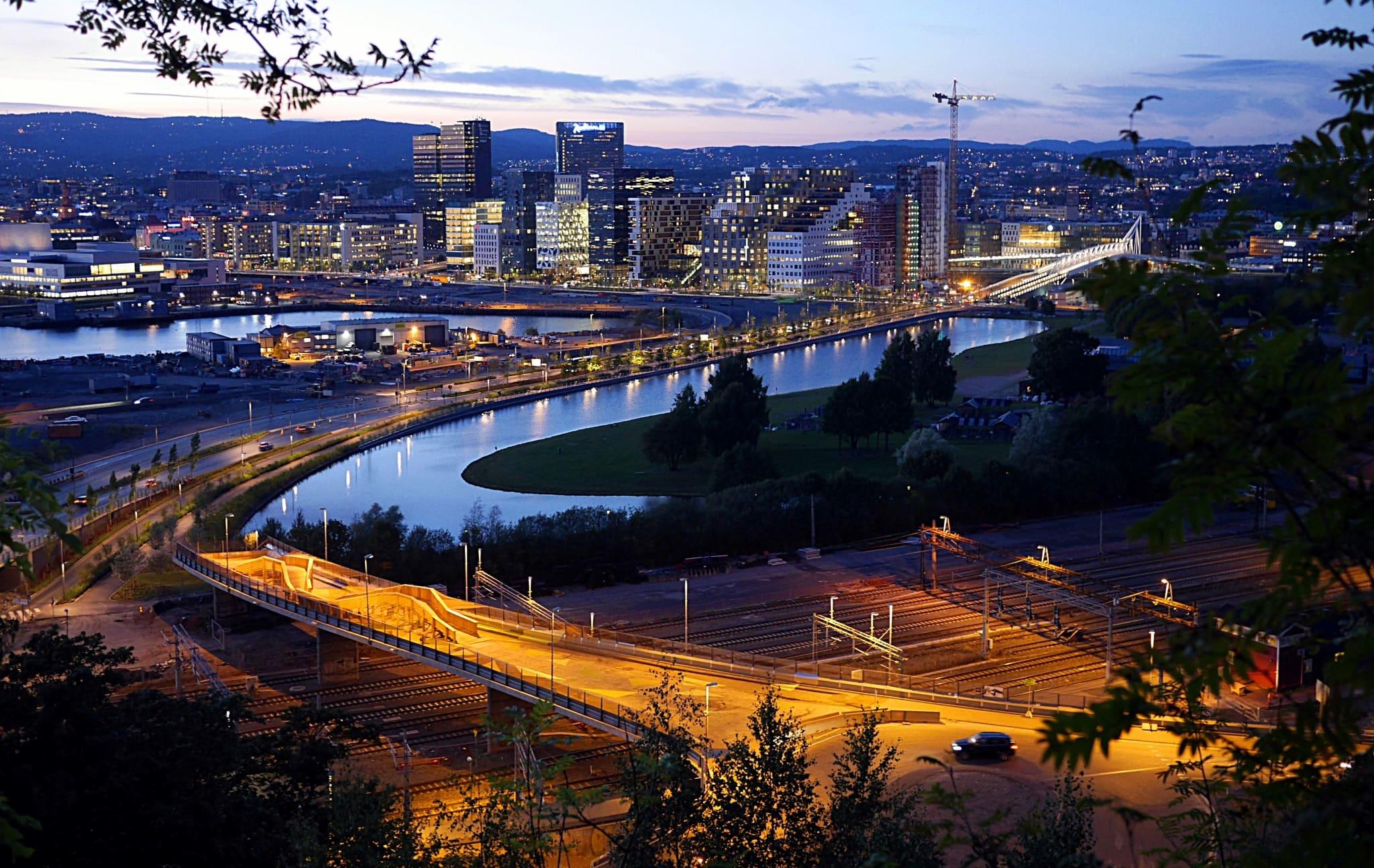 Arktis Tours Grenzgang im Eis: Snowmobil-Expedition West-Spitzbergen - Blick auf Oslo bei Nacht