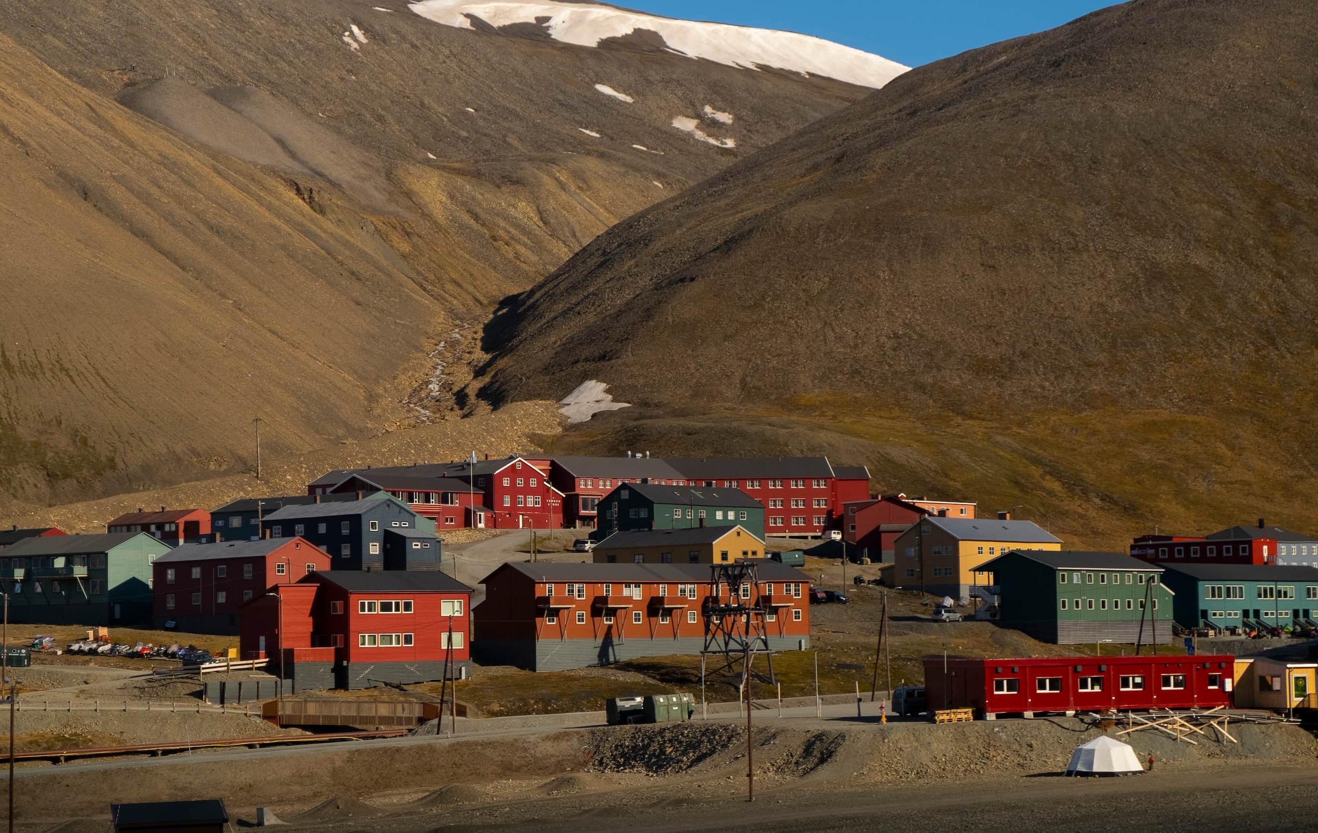 Arktis Tours Rund um Spitzbergen – Arktis, Gletscher & Tierwelt - Gebäude in Longyearbyen