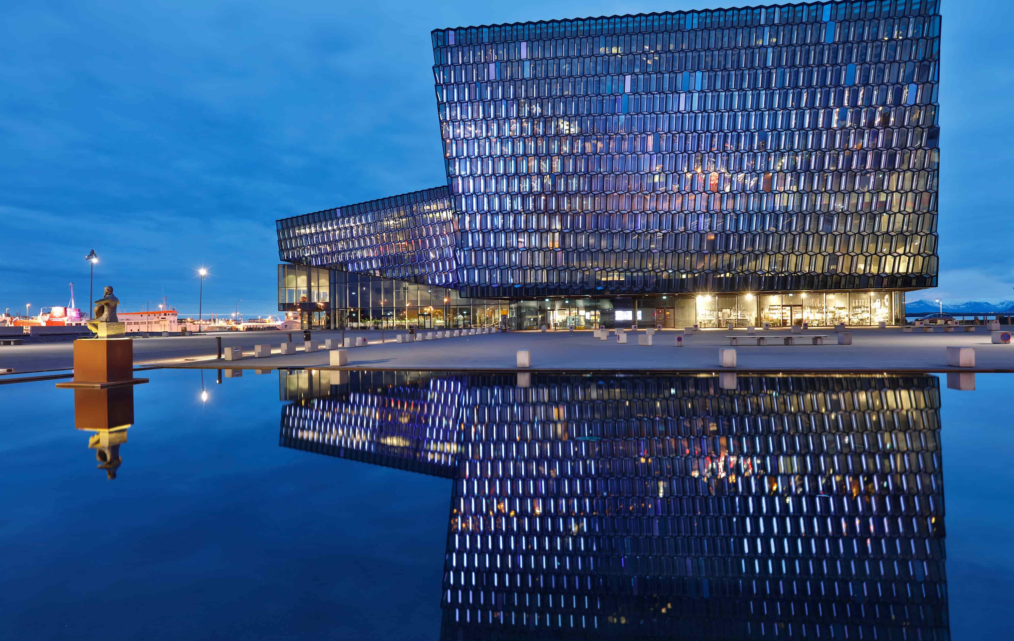 Arktis Tours Herbstlicht & Eiswelten – Expedition Scoresbysund - Anreise nach Reykjavik in Island