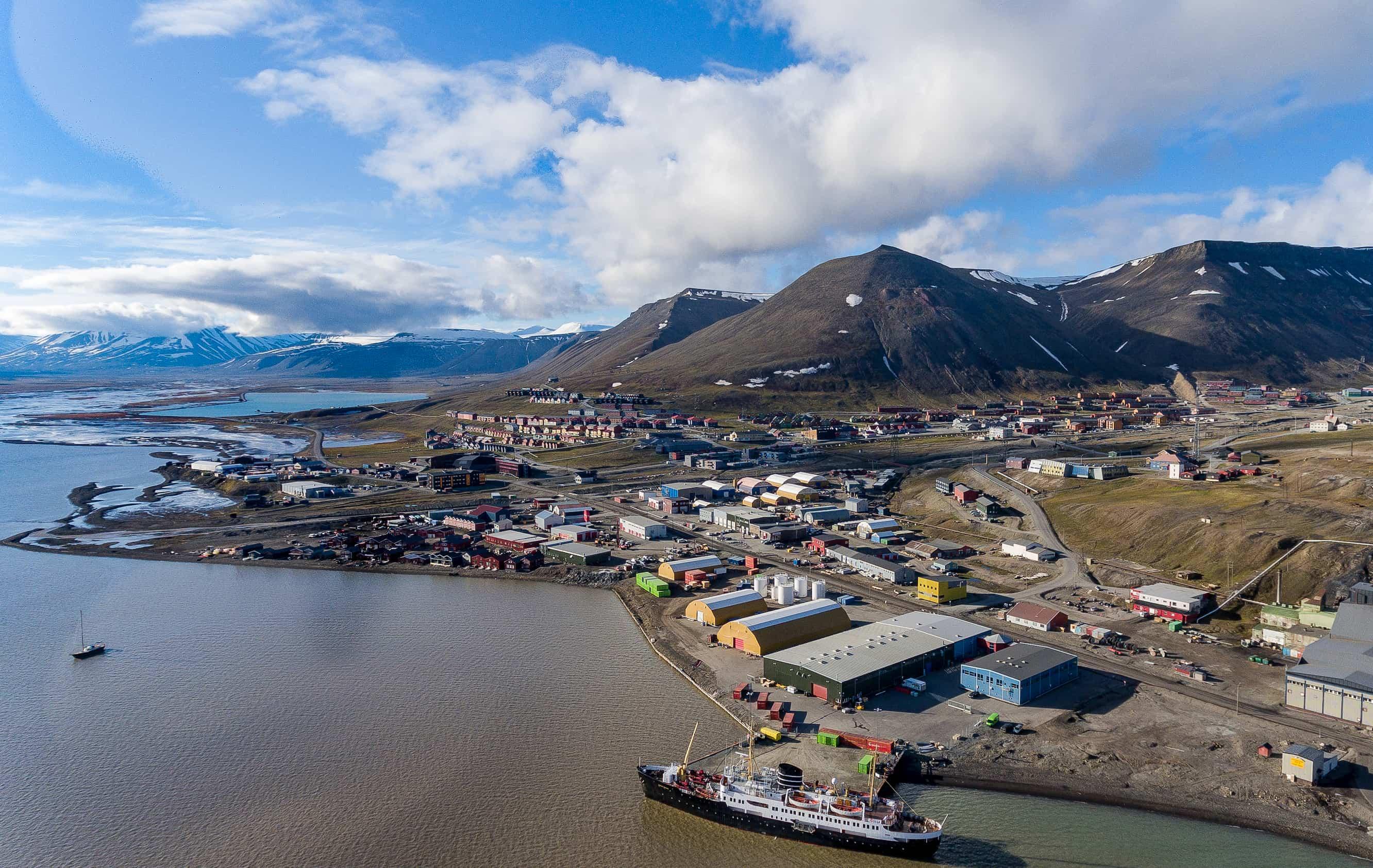 Arktis Tours Rund um Spitzbergen – Arktis, Gletscher & Tierwelt - Hafen in Longyearbyen
