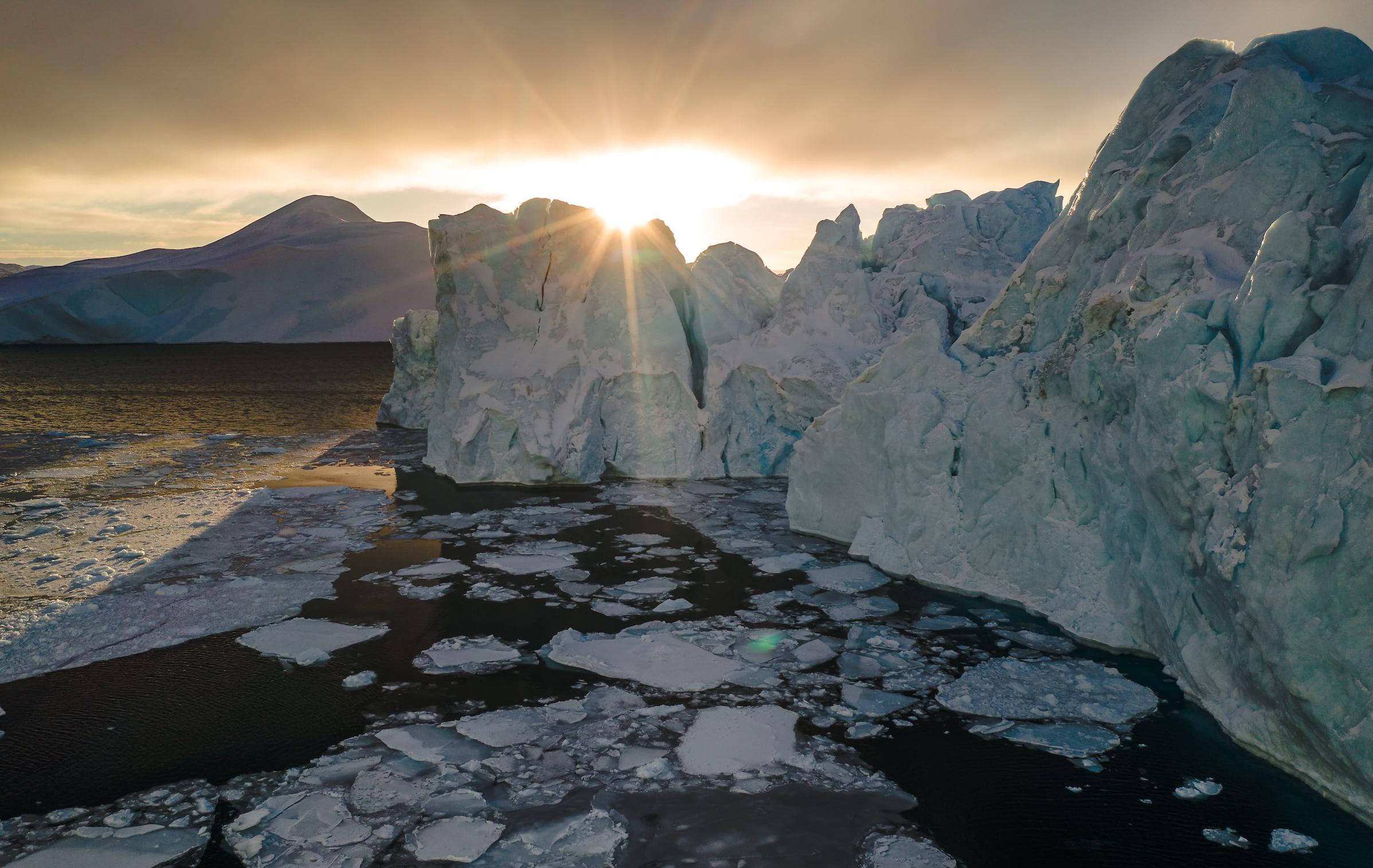Arktis Tours Alfred Wegener Route - Grönland Expedition Eisberge im Sonnenuntergang