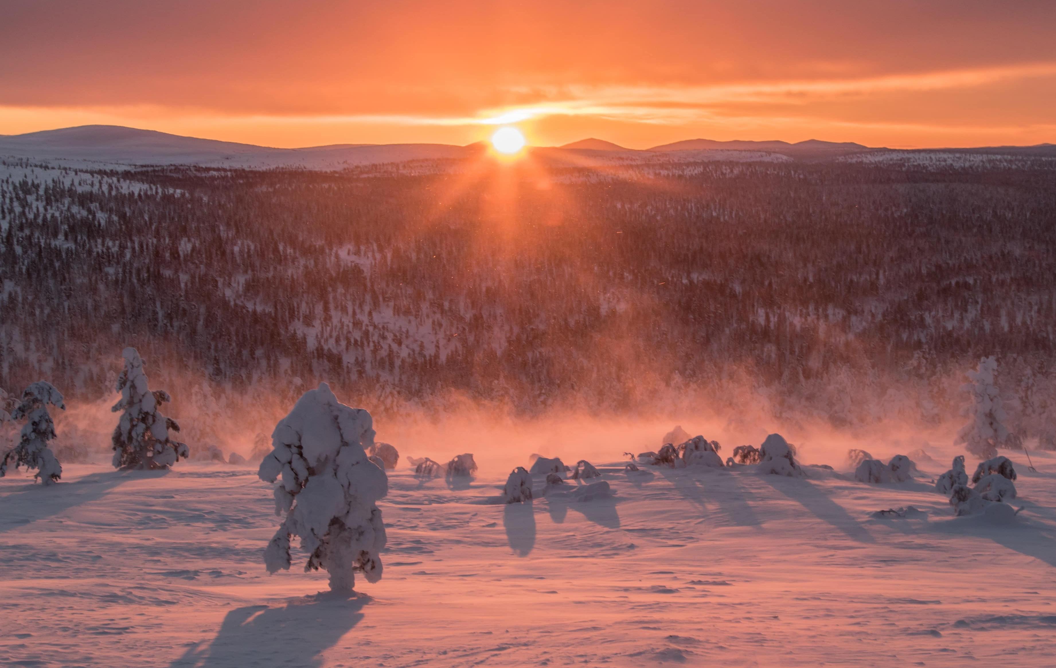 Arktis Tours Stille aus Eis & Schnee - Jávri Lodge Winterexklusiv Winterlandschaft im Abendlicht