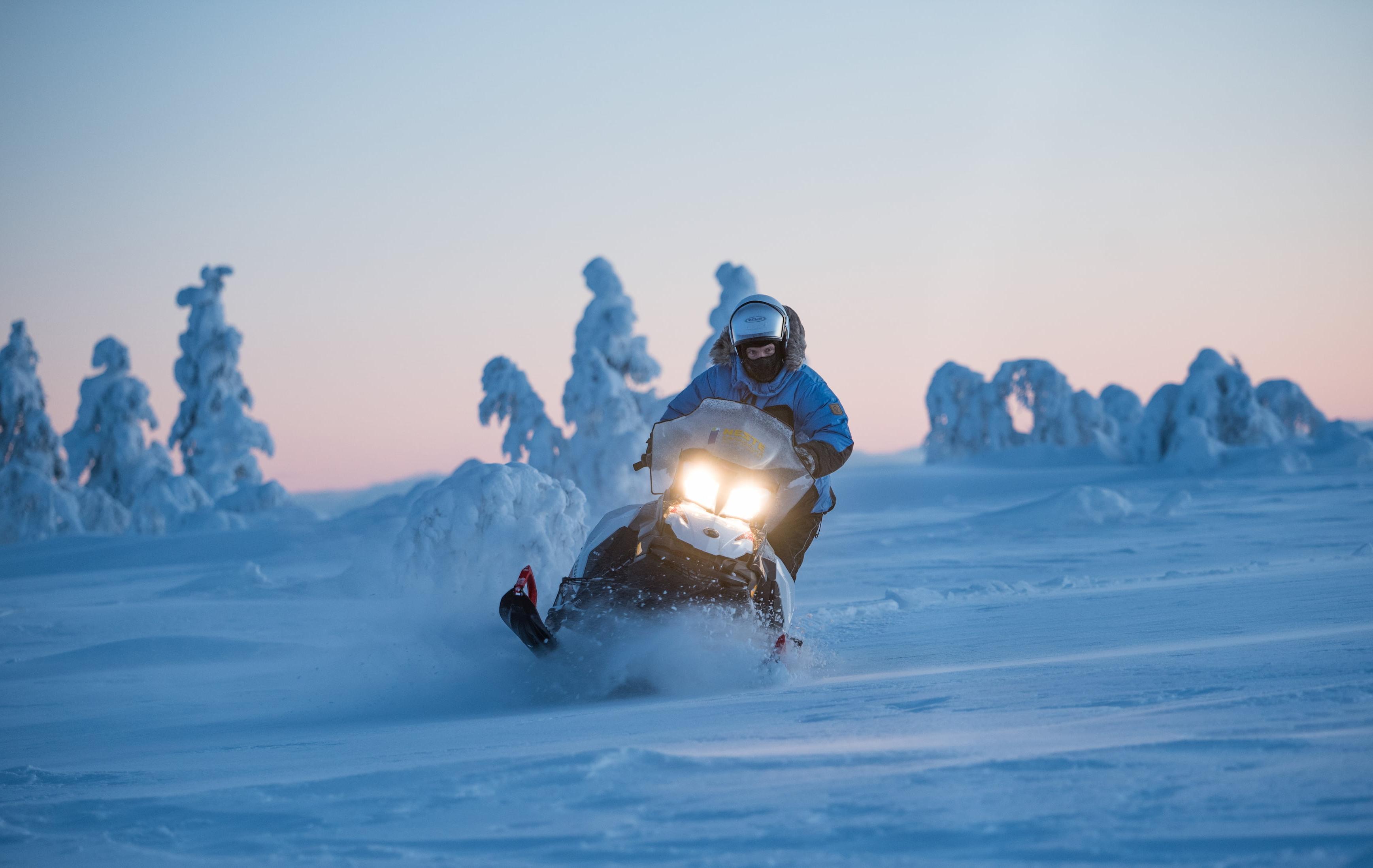 Arktis Tours Stille aus Eis & Schnee - Jávri Lodge Winterexklusiv Schneemobil Safari