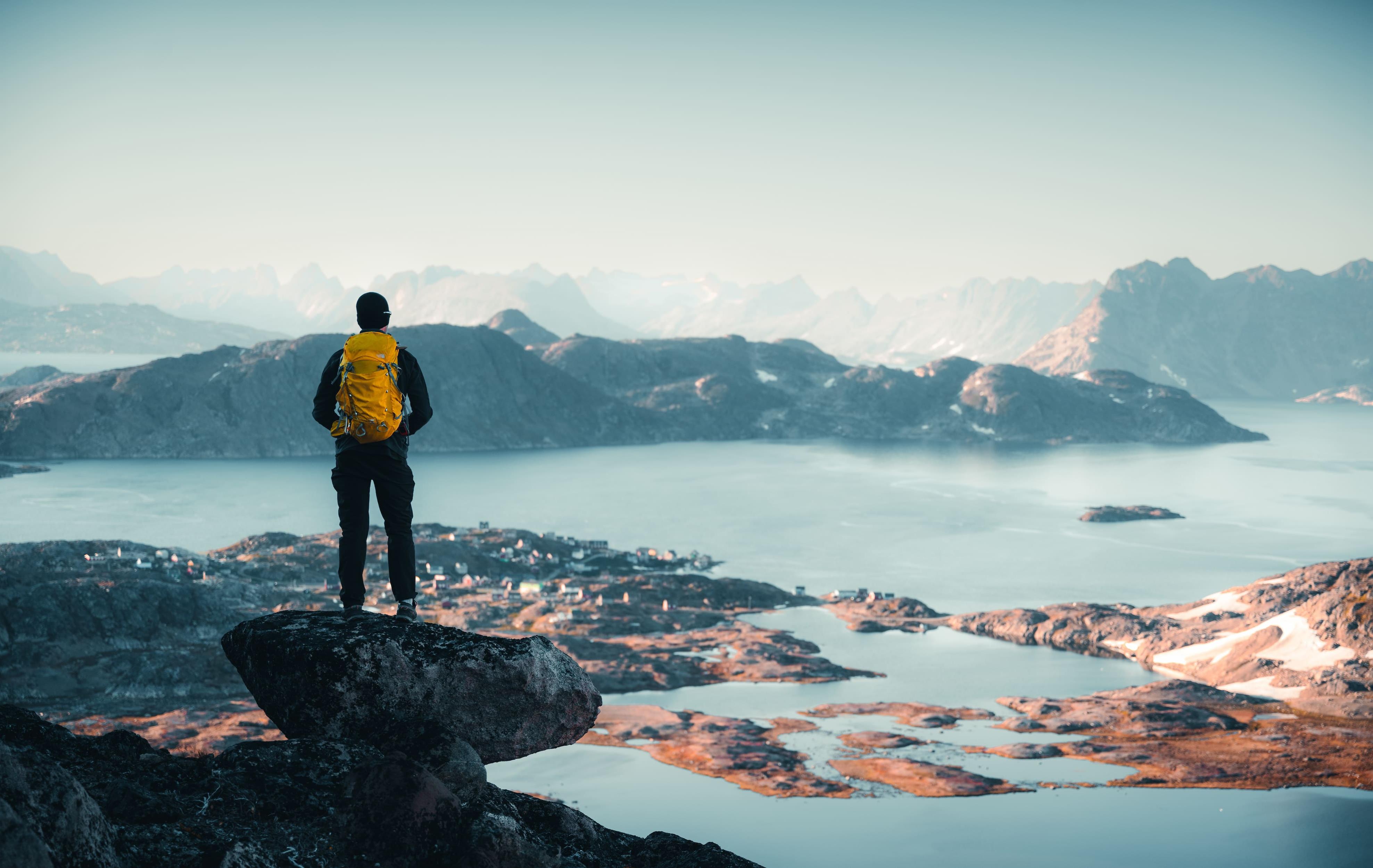 Arktis Tours - Zwischen Eisbergen und Quellen – Grönlands Südosten - Blick über Kulusuk