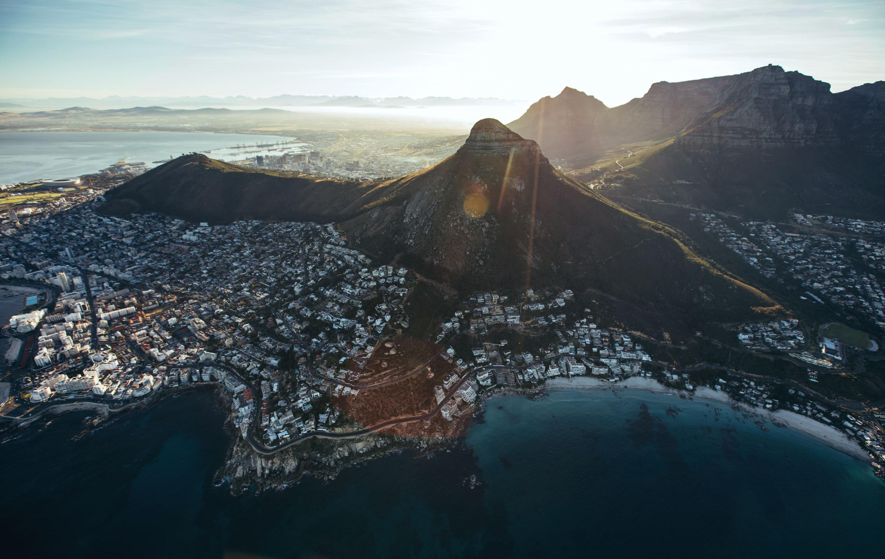 Arktis Tours - Südpol in Sicht: Antarktisreise de Luxe - Blick über Kapstadt und die umliegenden Hügel