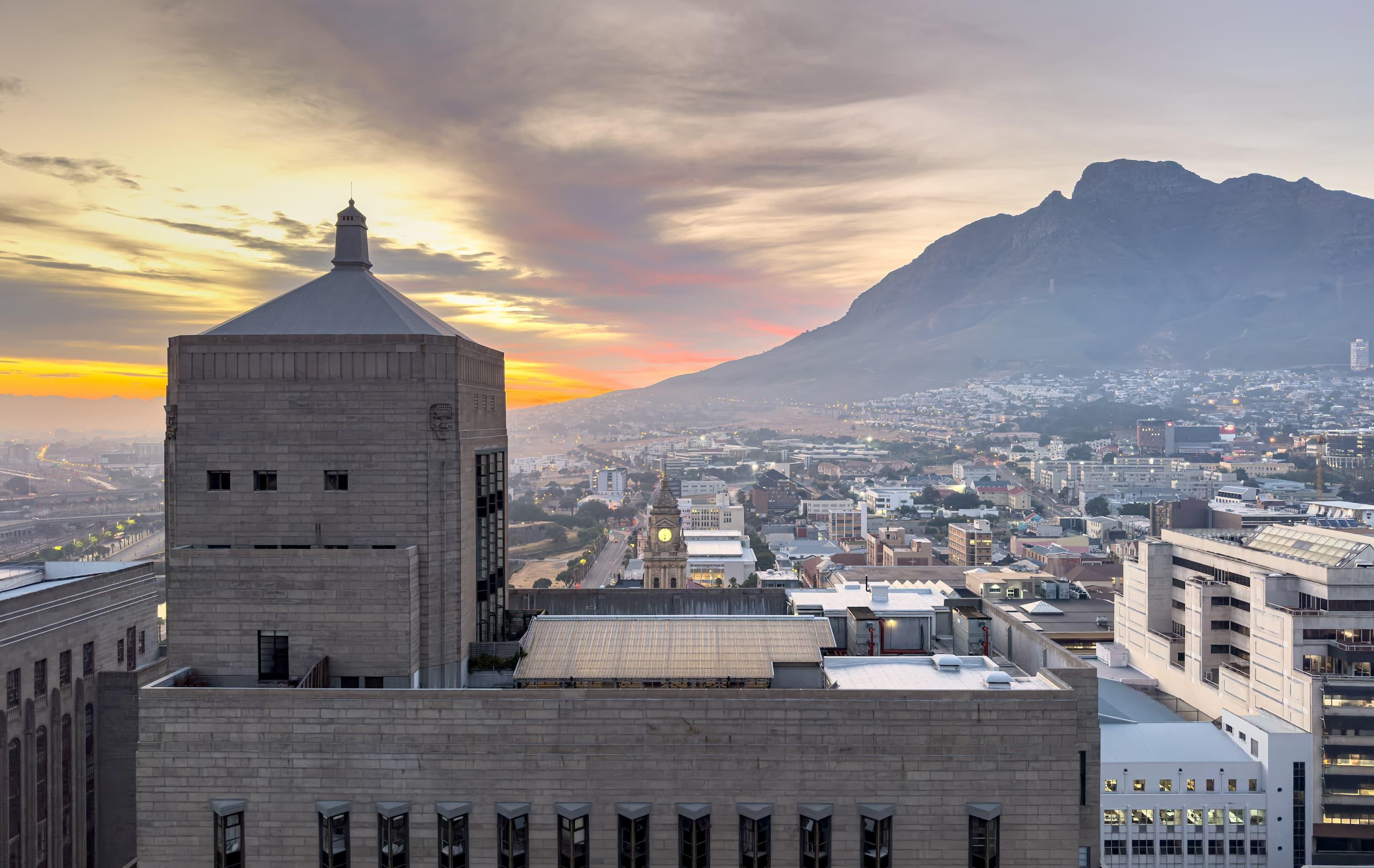 Arktis Tours - Südpol in Sicht: Antarktisreise de Luxe - Gebäude im Vordergrund der Skyline von Kapstadt