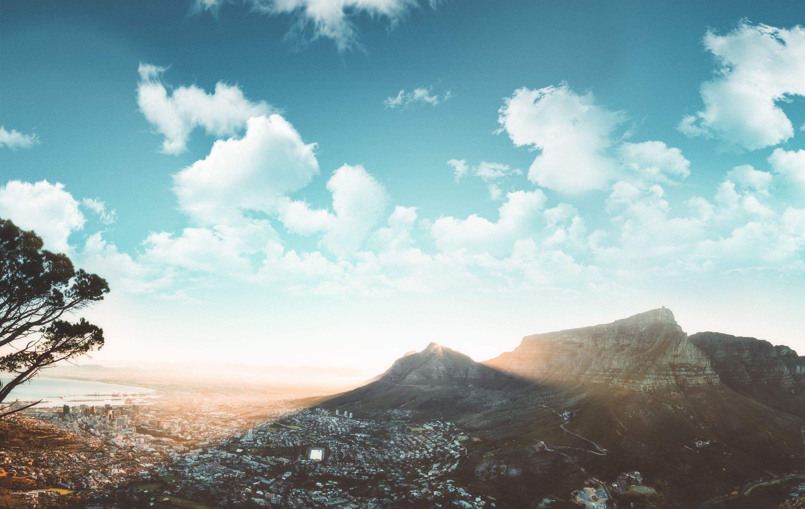 Arktis Tours - Südpol in Sicht: Antarktisreise de Luxe - Blauer Himmel mit Wolken über Kapstadt