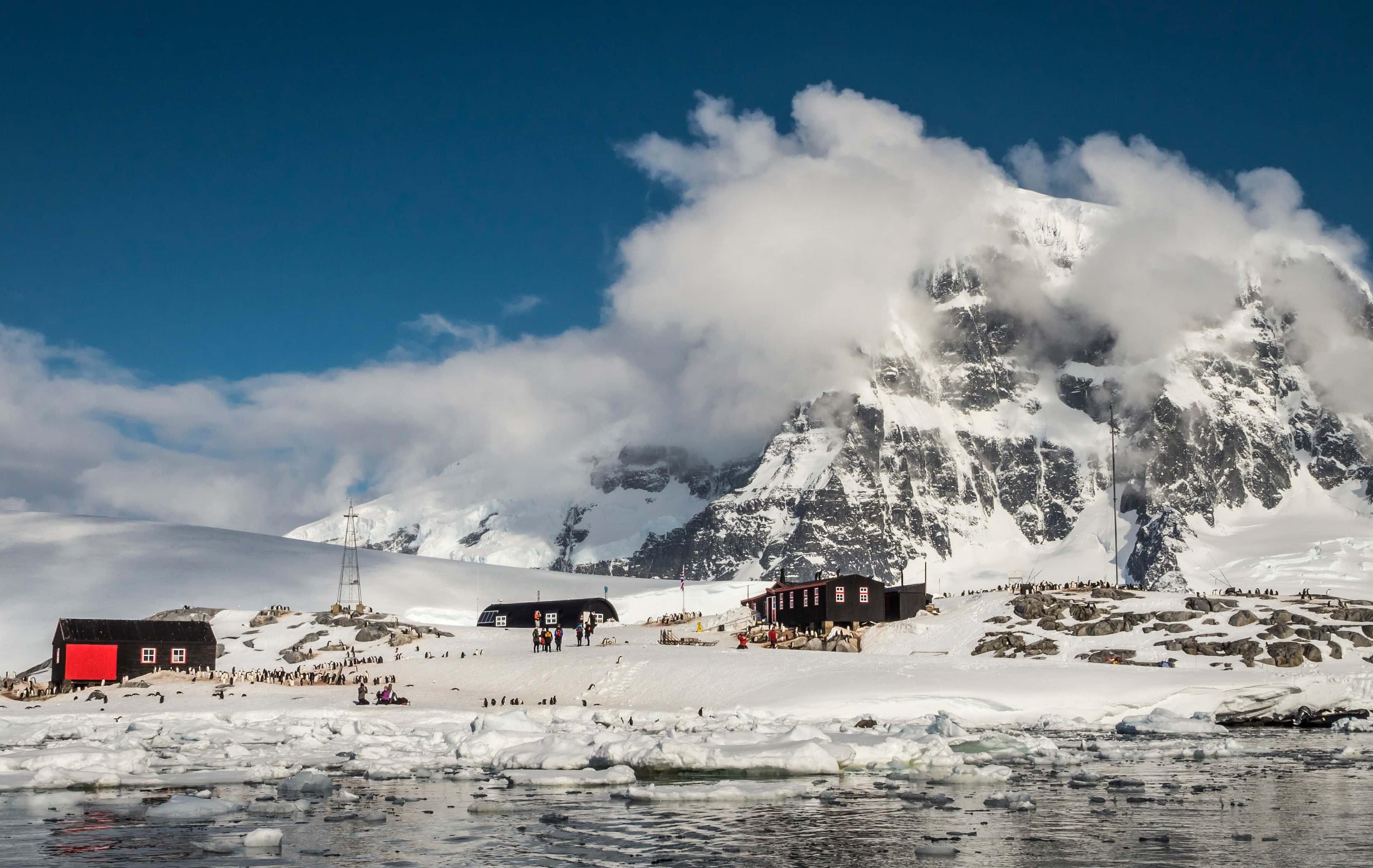 Arktis Tours - Basecamp-Antarktis: Aktivexpedition ins ewige Eis - Blick auf Port Lockroy