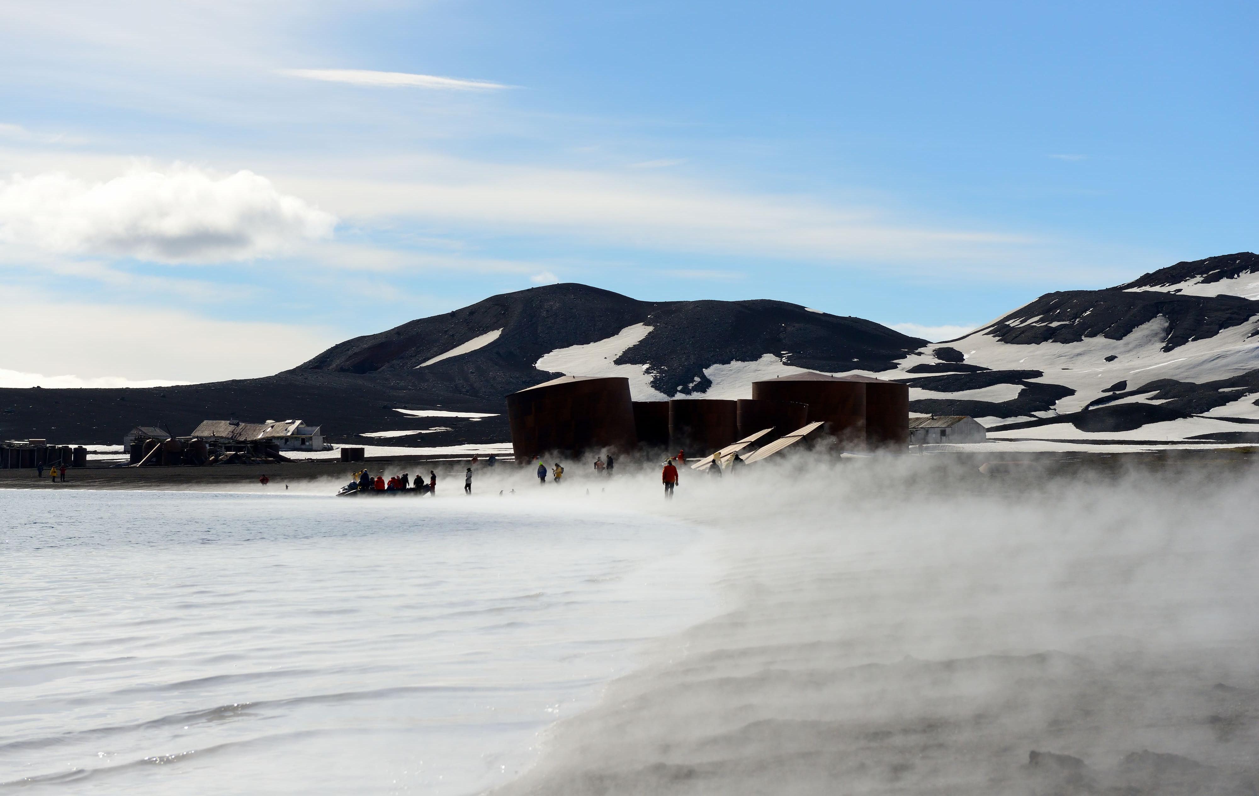 Arktis Tours Antarktis Entdecken & Kennenlernen Expeditionskreuzfahrt Deception Island