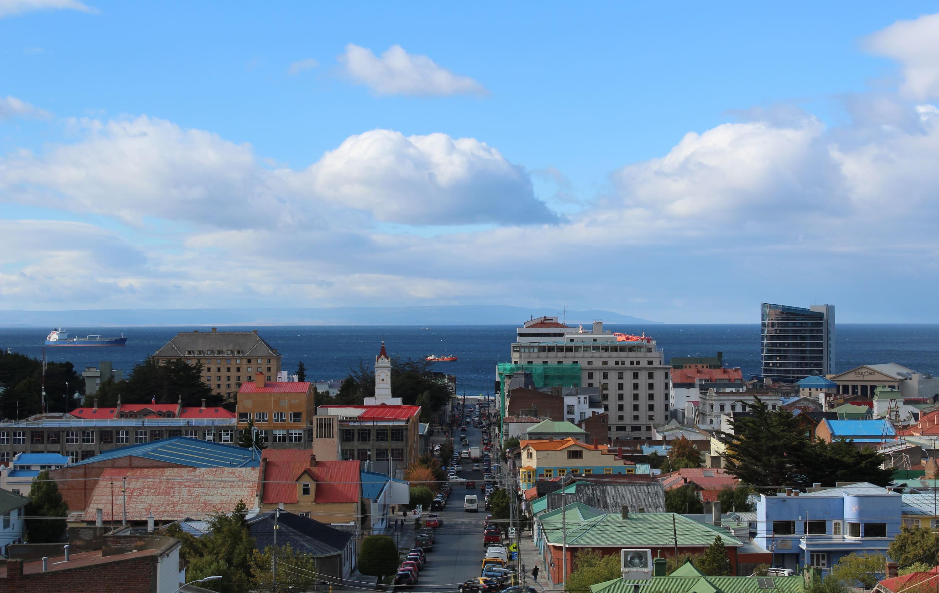 Arktis Tours Südpol Flugexpedition – Union Glacier & 90° Süd - Blick über Punta Arenas