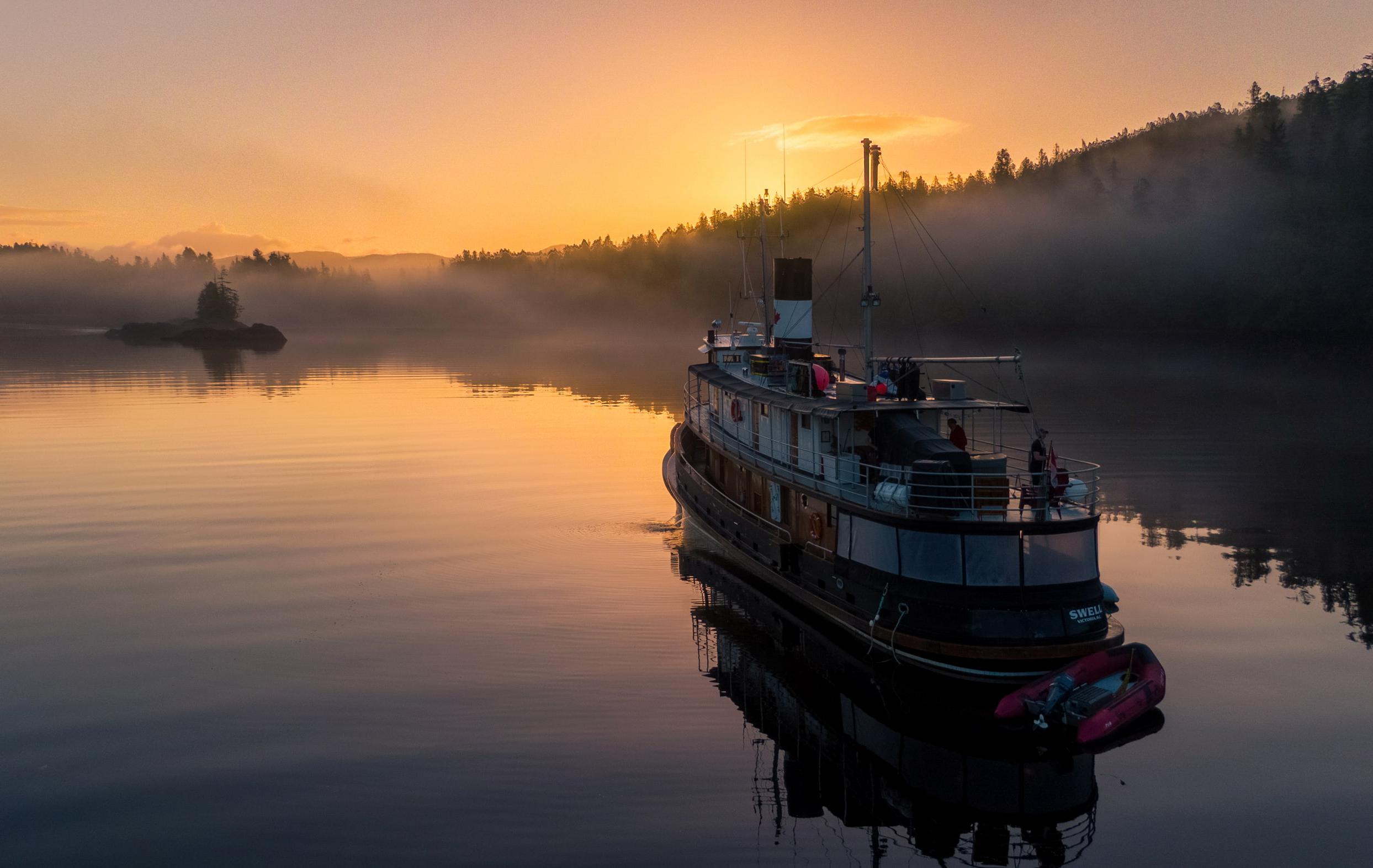 Arktis Tours Great Bear Rainforest Schiff Swell im Abendlicht