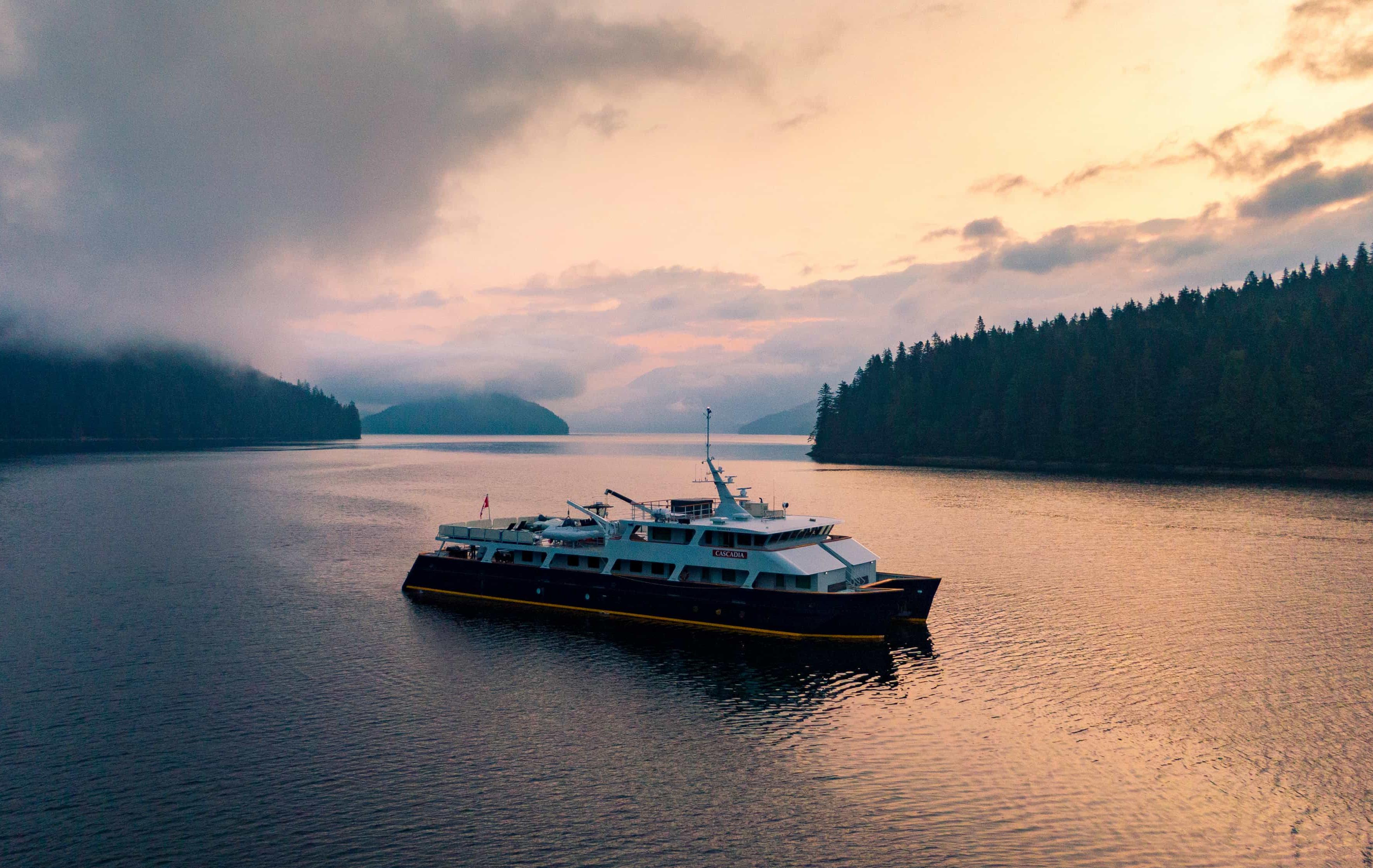 Arktis Tours Great Bear Rainforest Schiff Cascadia im Sonnenuntergang
