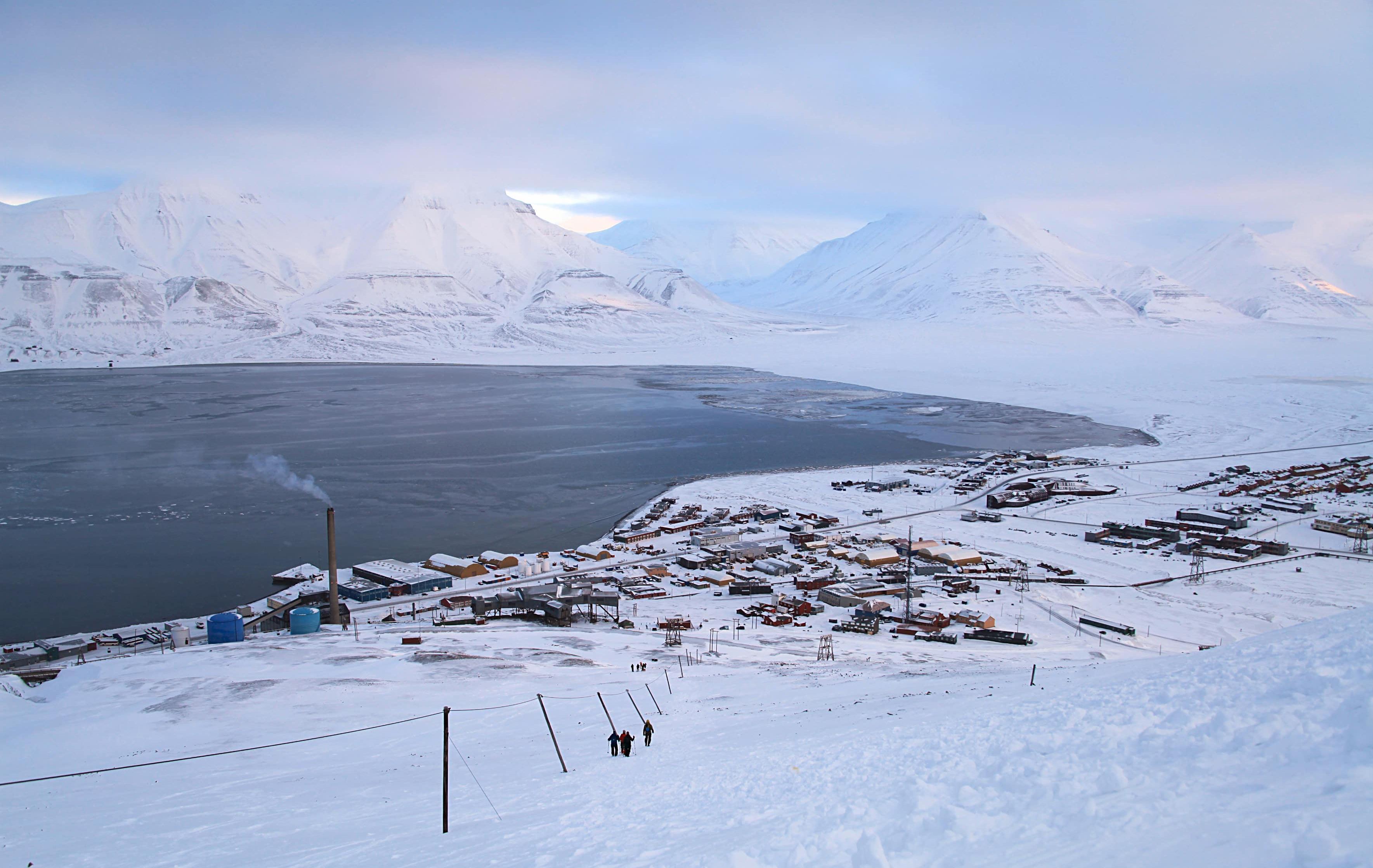 Arktis Tours Grenzgang im Eis: Snowmobil-Expedition West-Spitzbergen - Blick auf das verschneite Longyearbyen